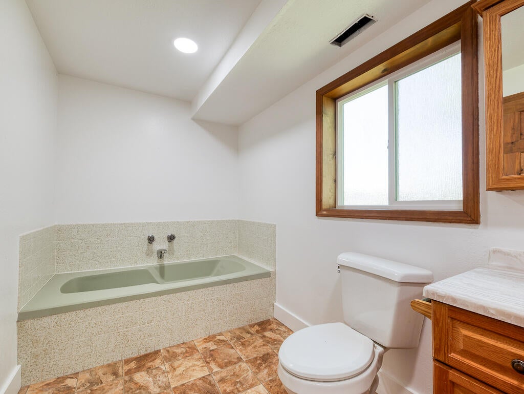 Klamath Falls, Oregon, 97601, United States, 3 Bedrooms Bedrooms, ,3 BathroomsBathrooms,Residential,For Sale,1859648