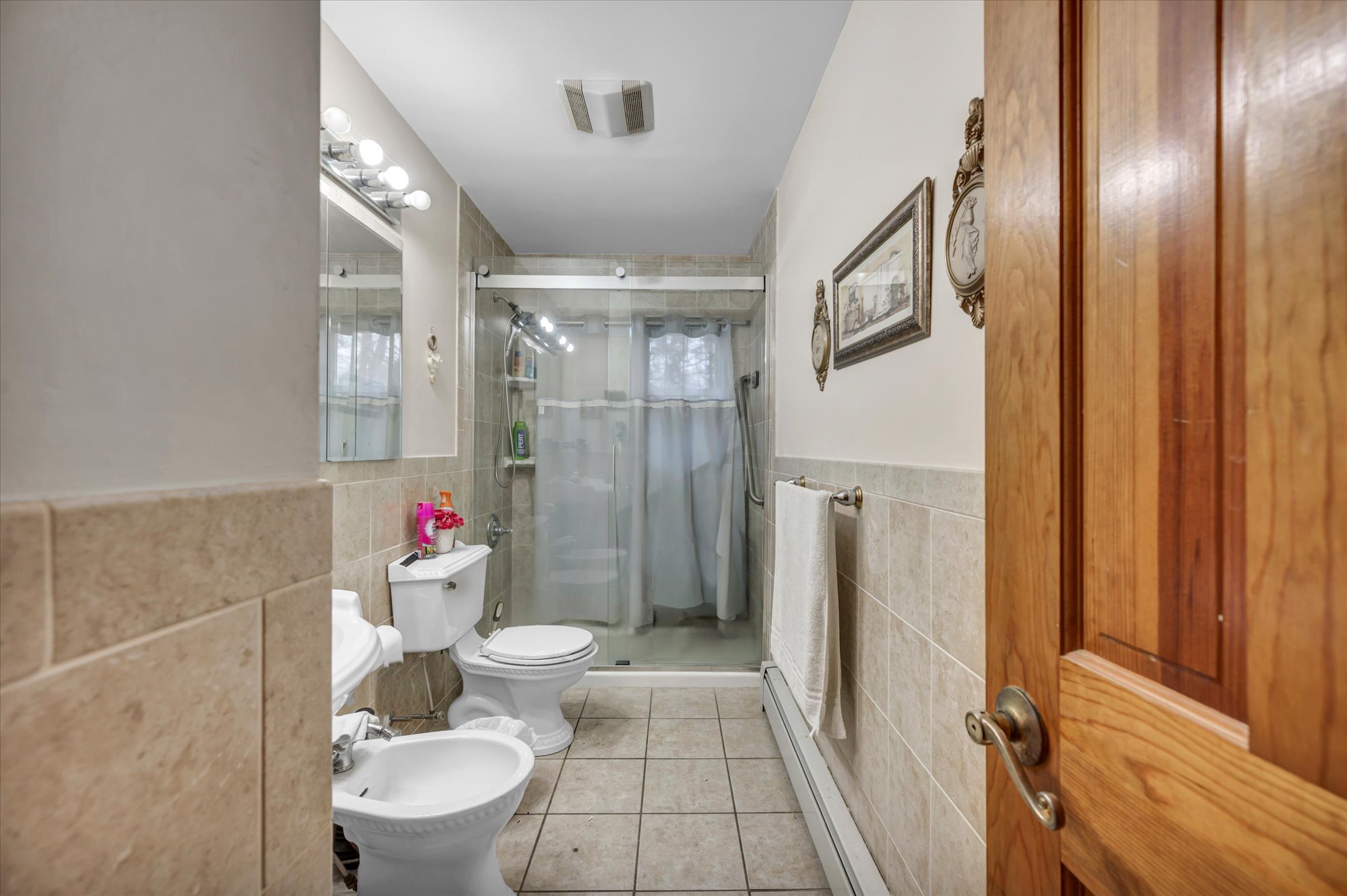 Trumbull, Connecticut, 06611, United States, 3 Bedrooms Bedrooms, ,2 BathroomsBathrooms,Residential,For Sale,1999196