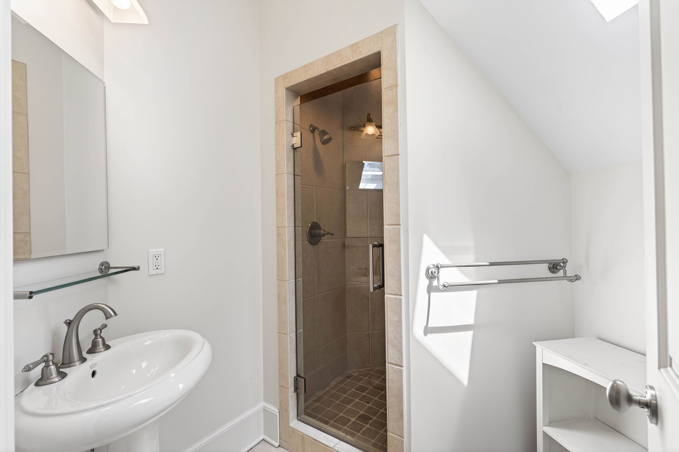  Stunning Estate with Pool Set on 1.3+/- Private Acres - 物件實景