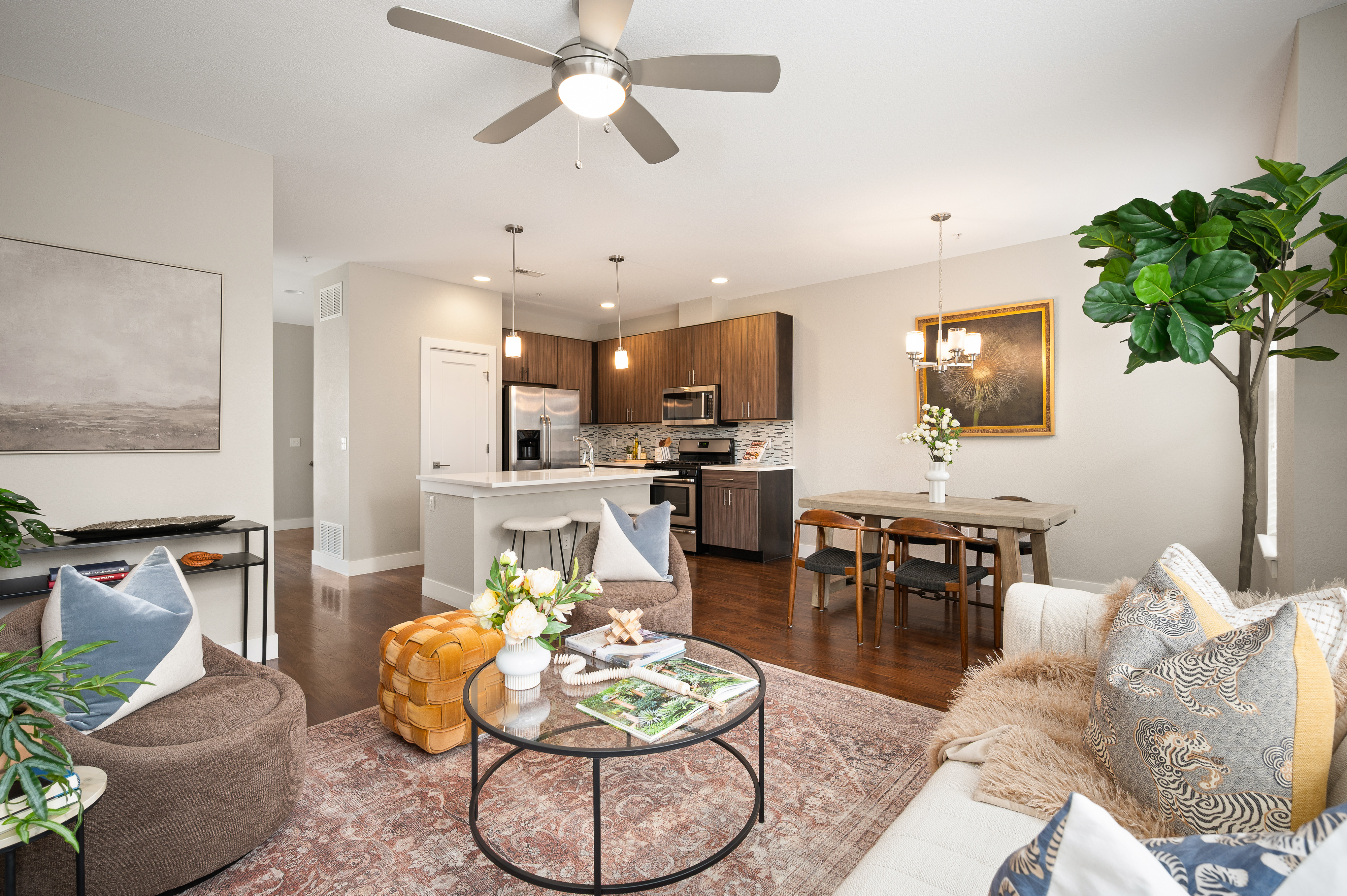  Beautifully Maintained Corner-Unit Townhome with Rooftop Views - 物件實景