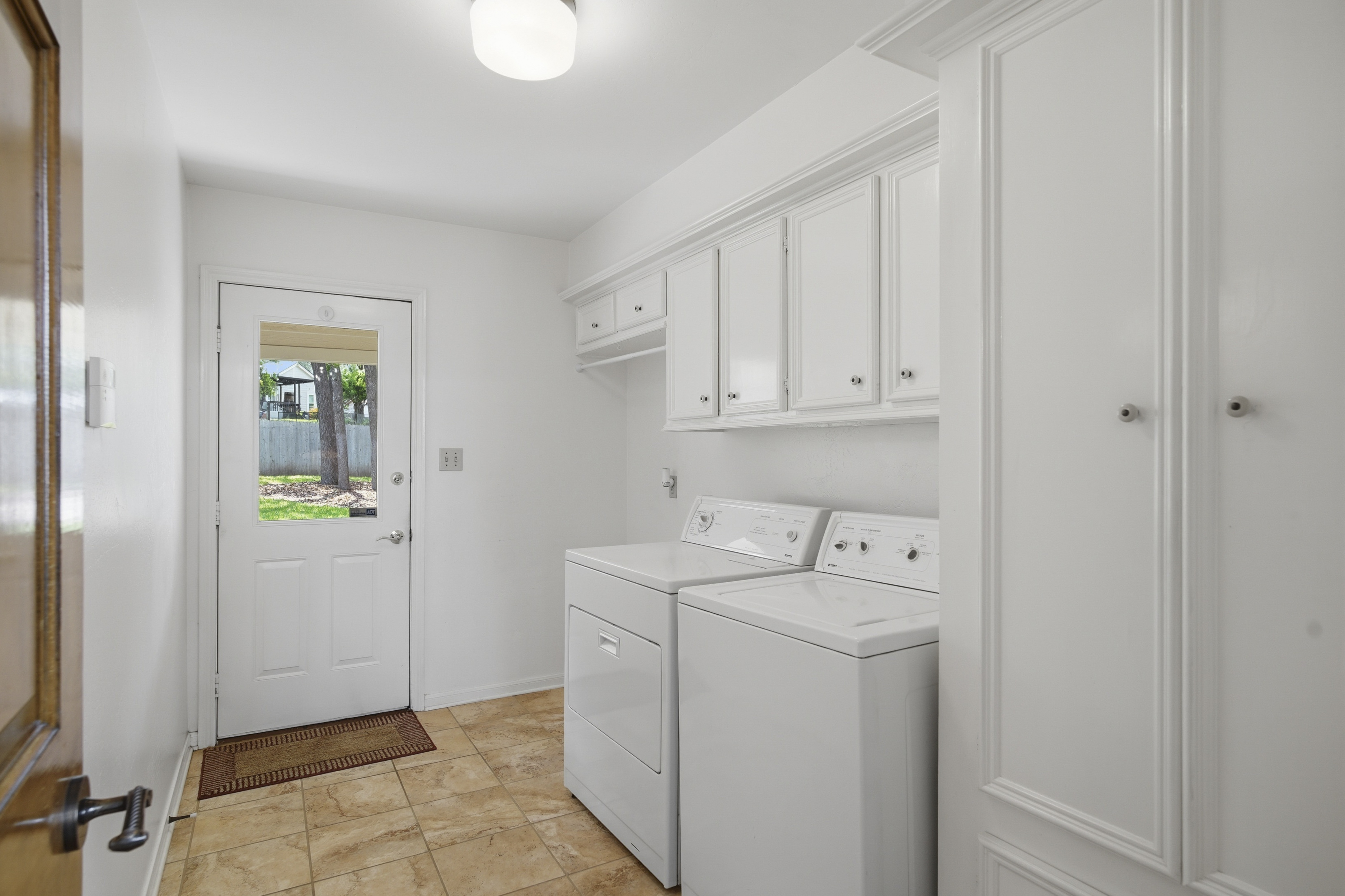  Custom Home with Private Backyard Oasis - 物件實景