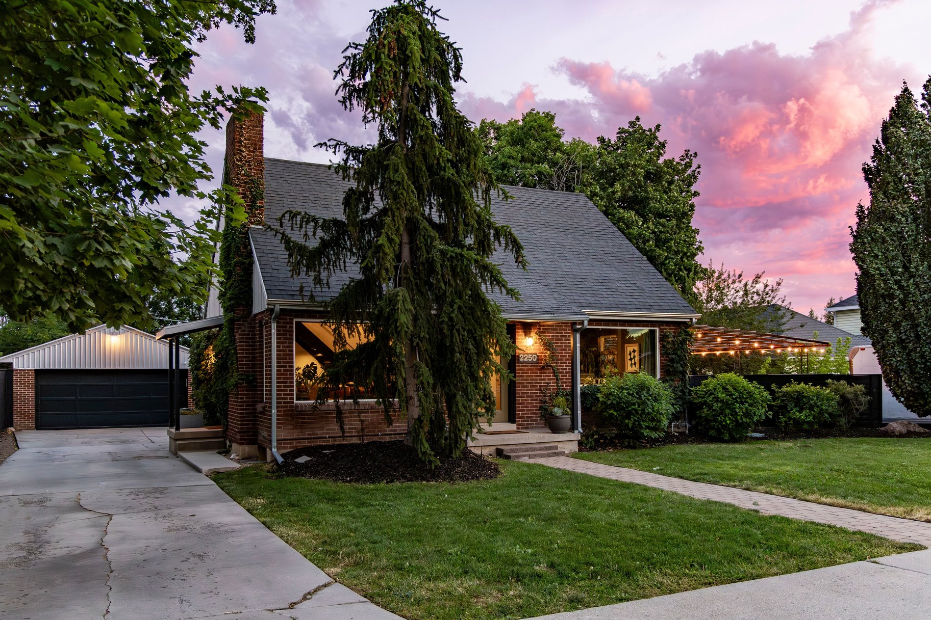  Spacious Millcreek Bungalow with Expansive Backyard & 2-Car Garage - 物件實景