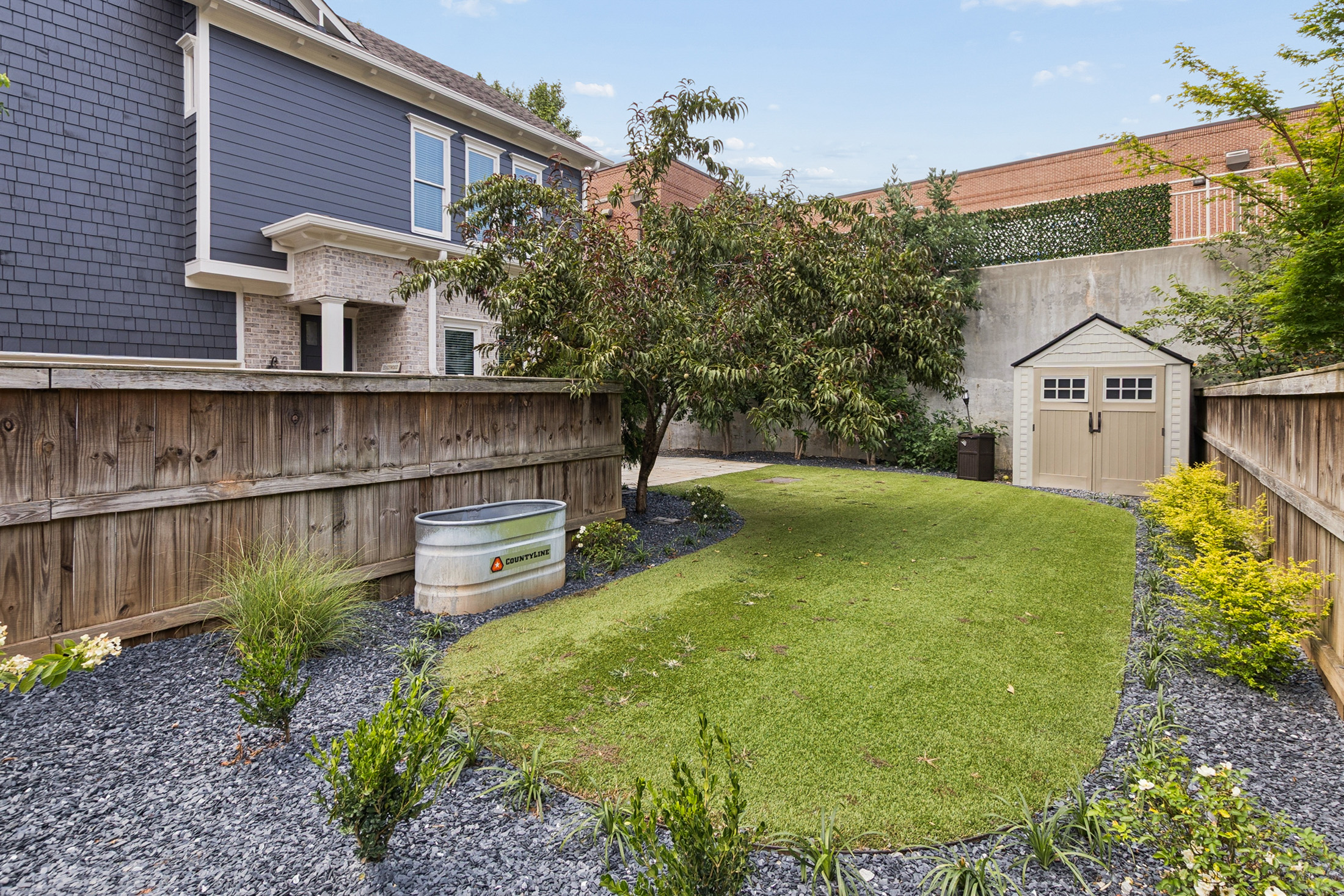  End-Unit Townhome with Fenced Backyard in Prime Location - 物件實景