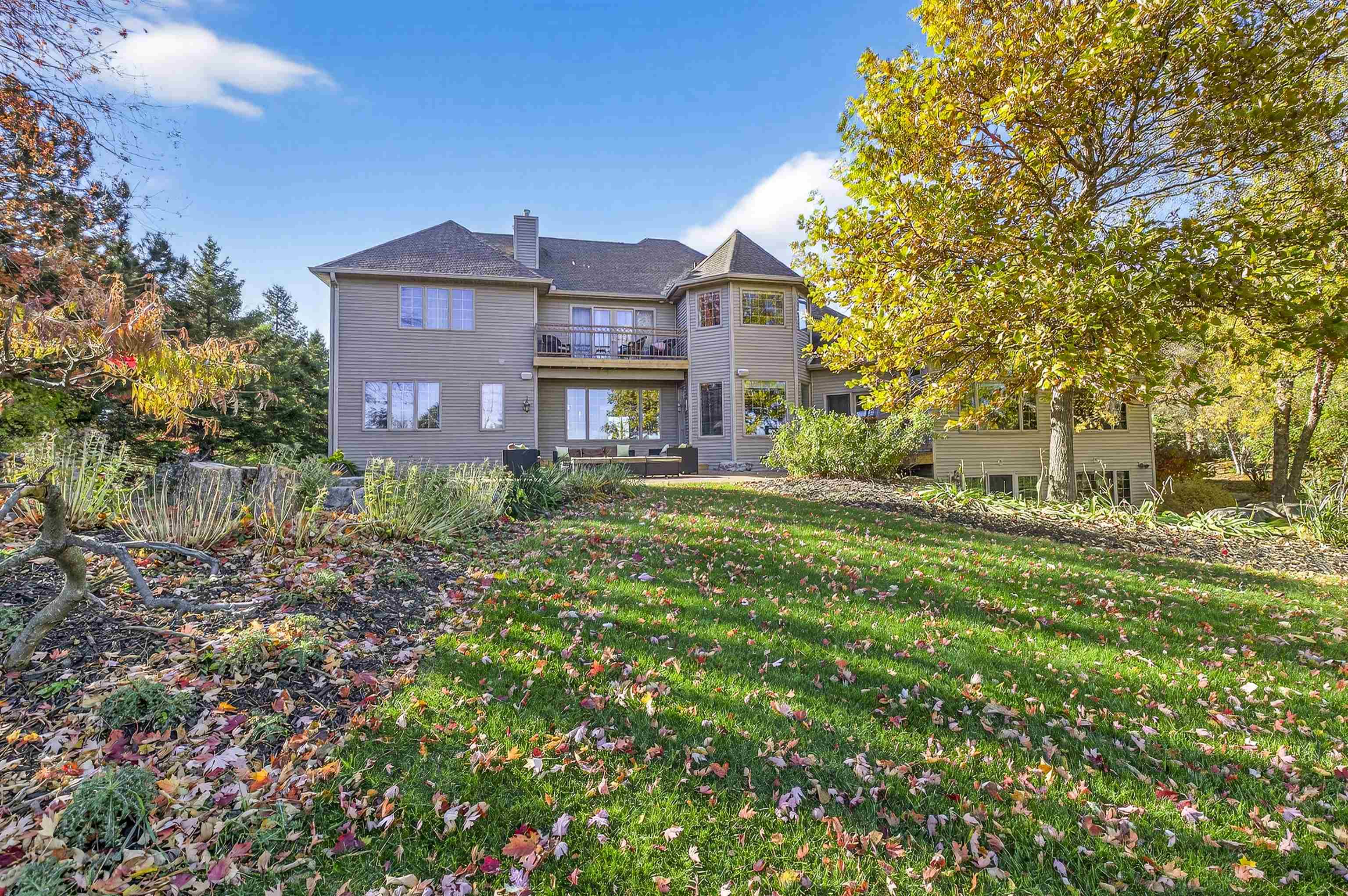 NEENAH, Wisconsin, 54956, United States, 5 Bedrooms Bedrooms, ,6 BathroomsBathrooms,Residential,For Sale,1992991