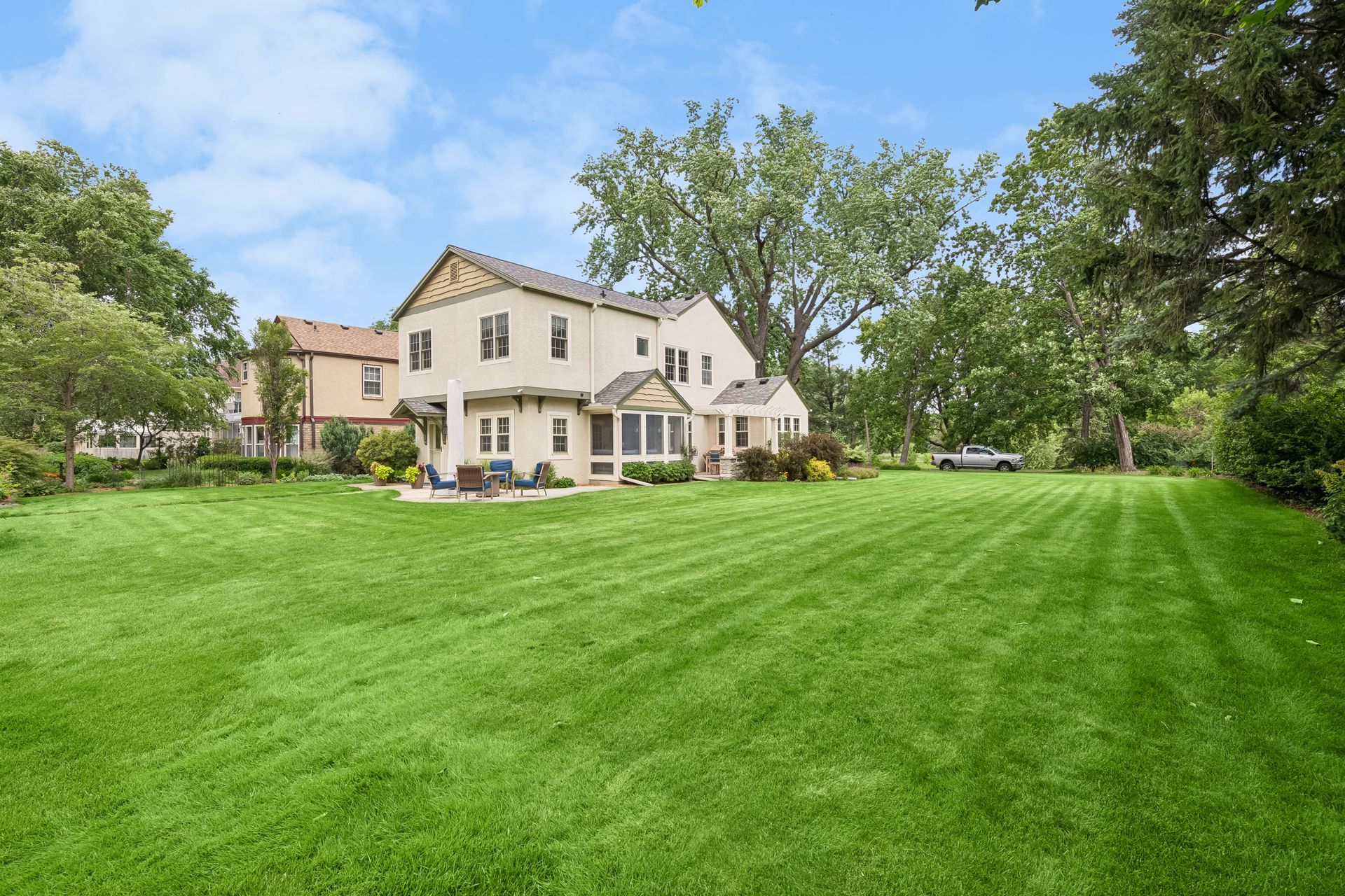  Thoughtfully Updated Tudor on a Rare Oversized Lot - 物件實景