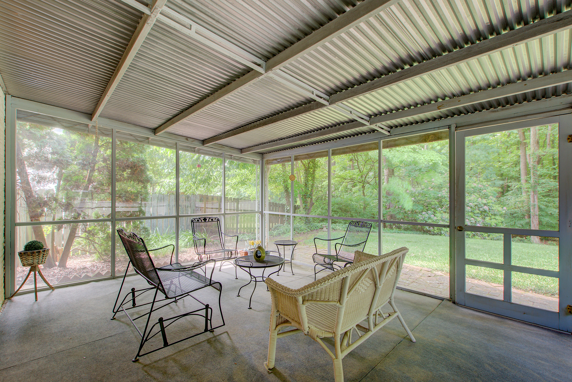  Mid-Century Modern Home on a Beautifully Landscaped Private Lot - 物件實景