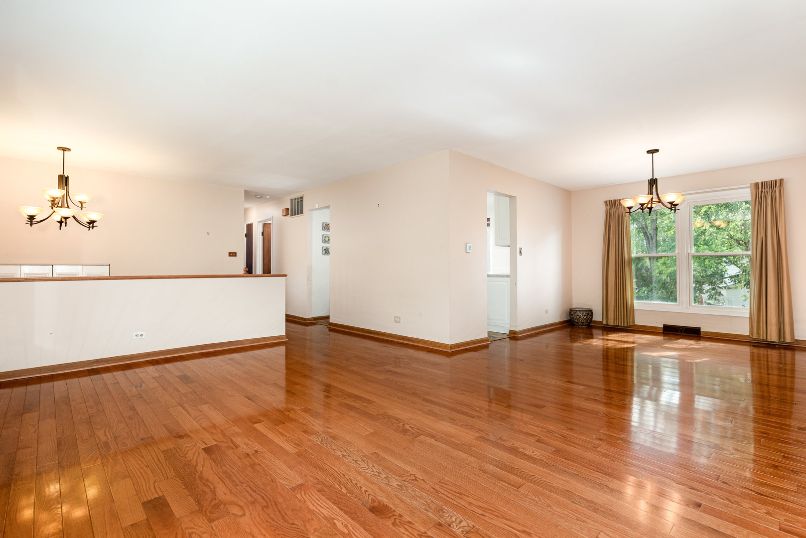 Hoffman Estates, Illinois, 60192, United States, 4 Bedrooms Bedrooms, ,3 BathroomsBathrooms,Residential,For Sale,1961387