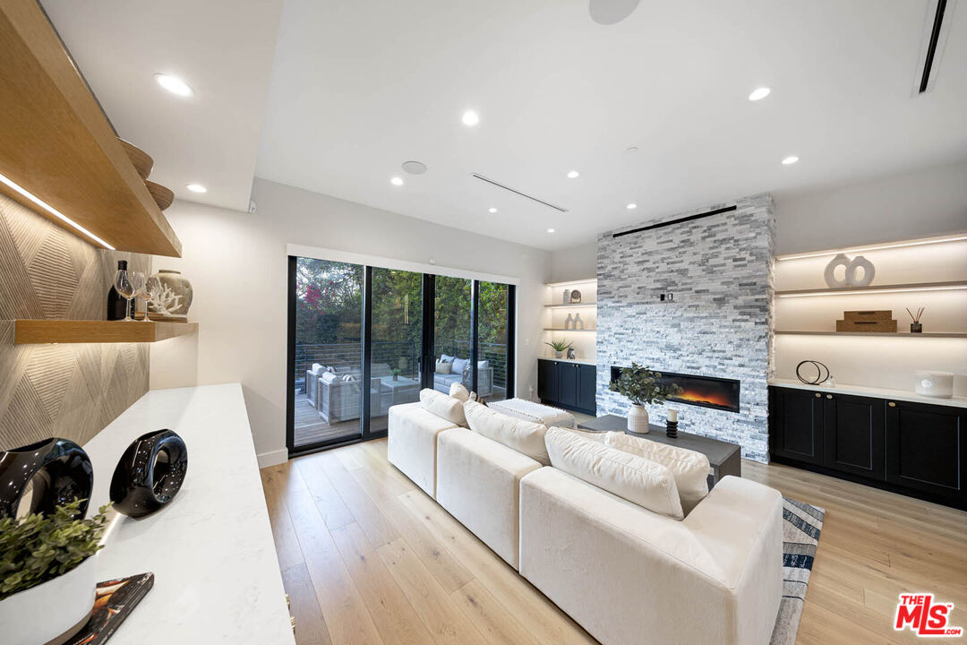 Los Angeles, California, 90048, United States, 4 Bedrooms Bedrooms, ,2 BathroomsBathrooms,Residential,For Sale,1862475