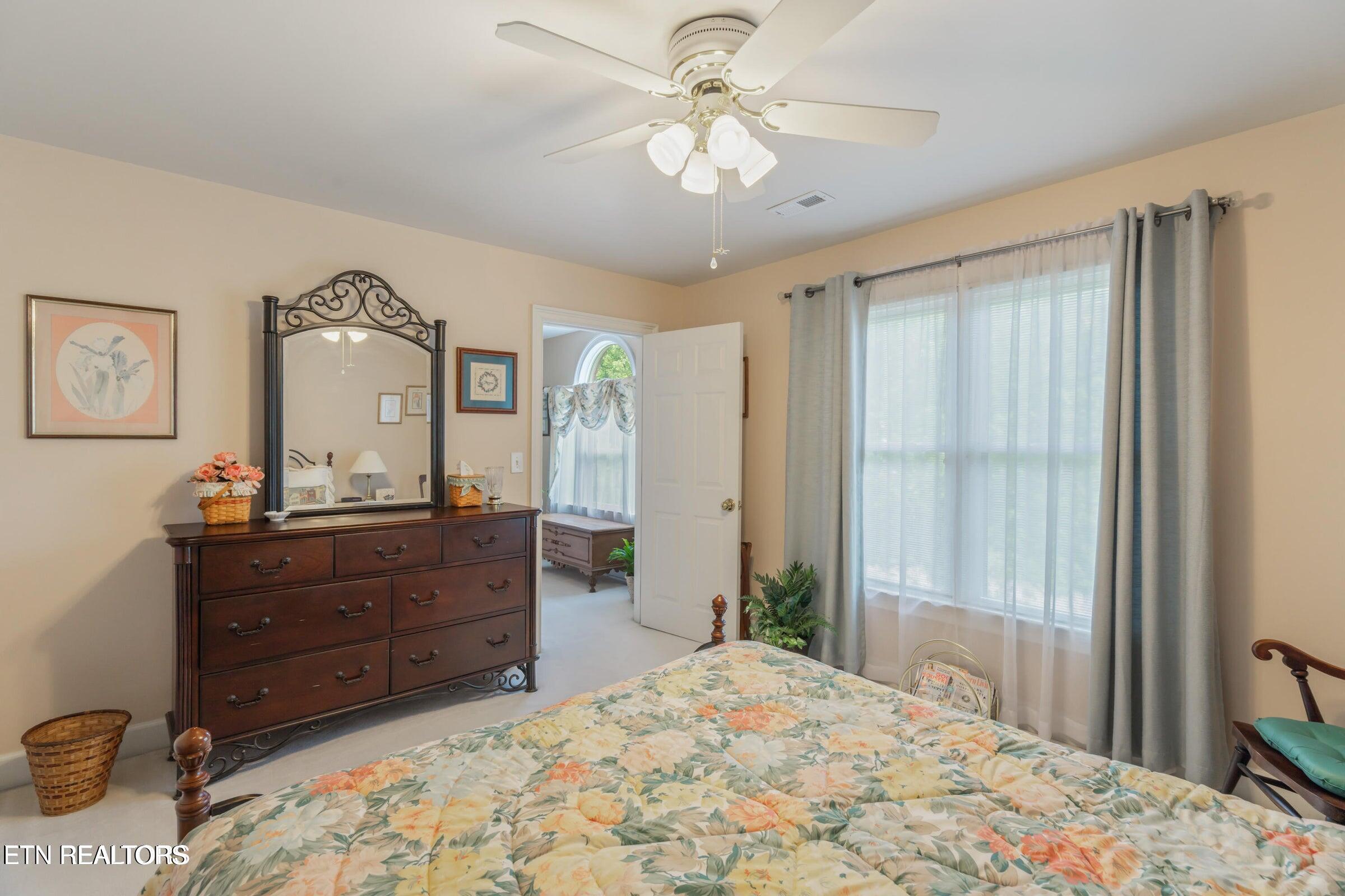 Kingston, Tennessee, 37763, United States, 3 Bedrooms Bedrooms, ,3 BathroomsBathrooms,Residential,For Sale,1897842