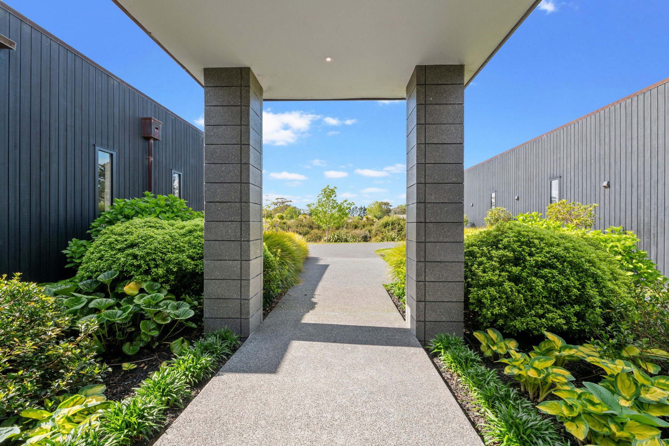  Lakeside Luxury — Now Selling by Auction - 物件實景
