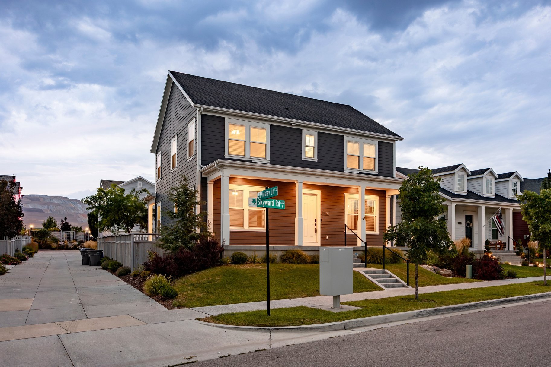  Daybreak Living With A 3-Car Garage - 物件實景