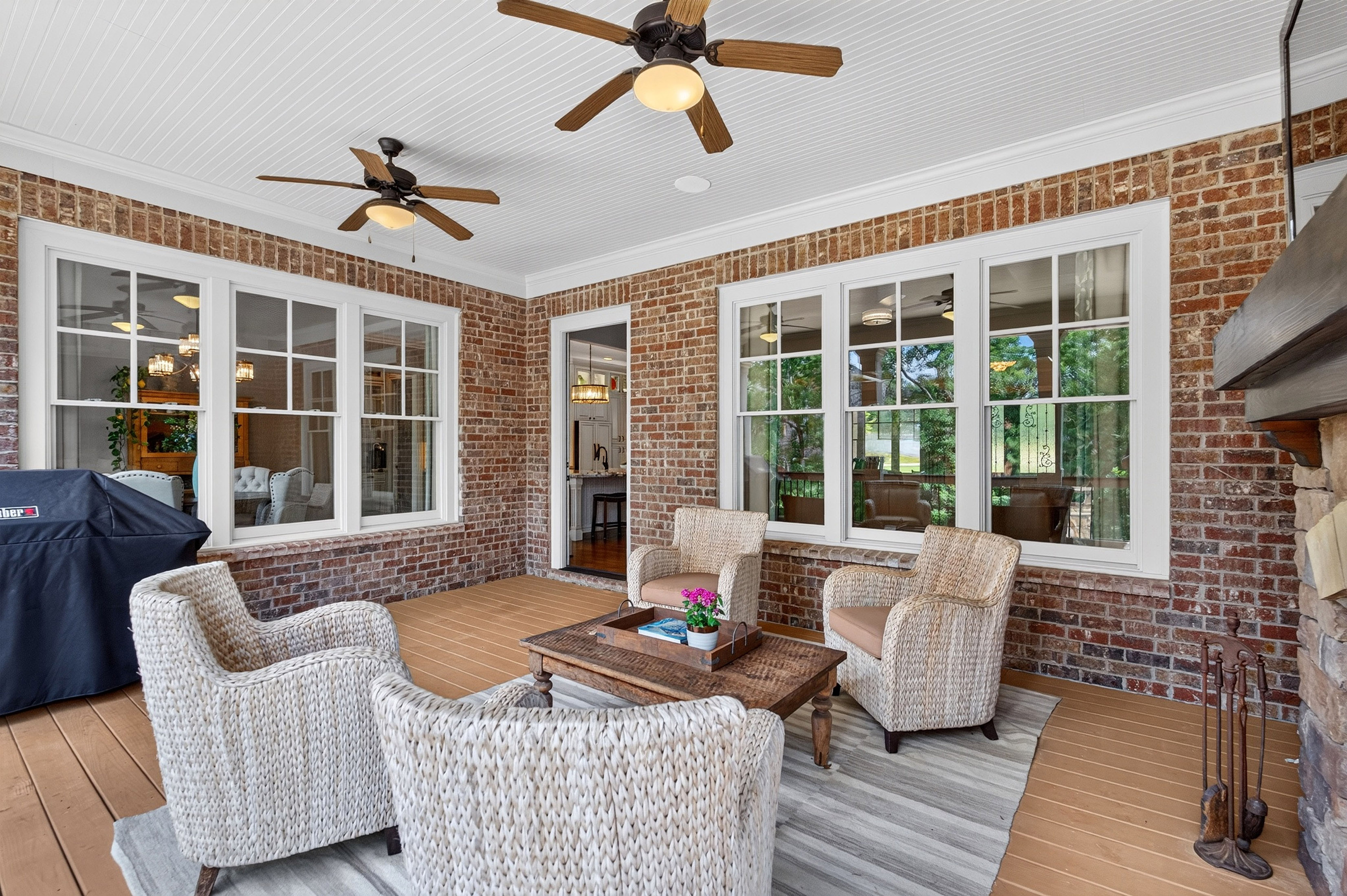  Experience Refined Estate Living in this Exceptional All-Brick and Stone Ranch - 物件實景