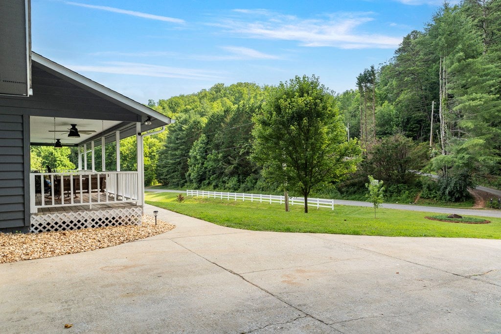 Hayesville, North Carolina, 28904, United States, 4 Bedrooms Bedrooms, ,2 BathroomsBathrooms,Residential,For Sale,1871296