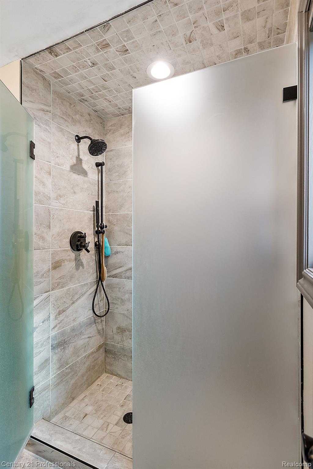 Davisburg, Michigan, 48350, United States, 5 Bedrooms Bedrooms, ,4 BathroomsBathrooms,Residential,For Sale,1978362