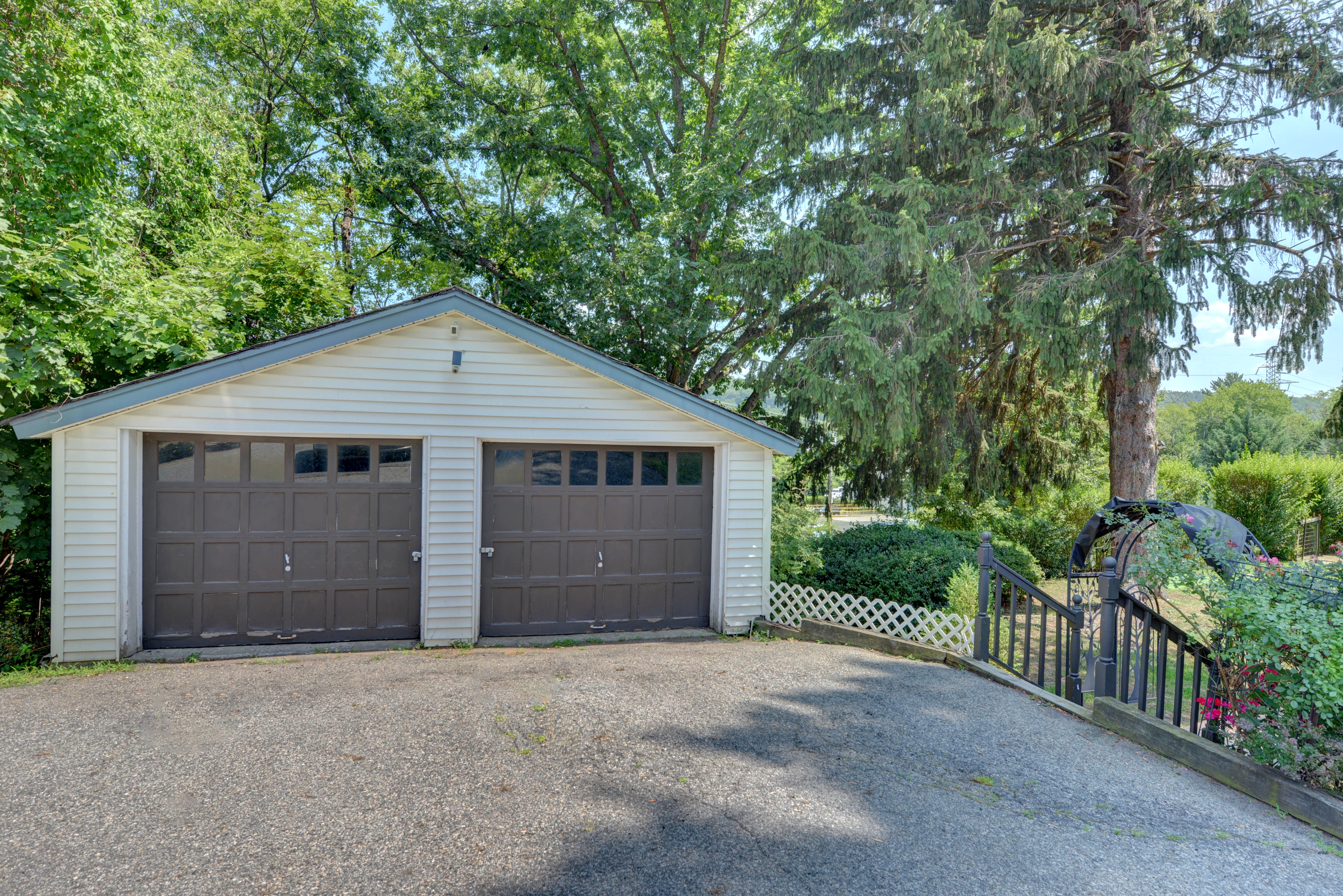 Mahwah, New Jersey, 07430, United States, 4 Bedrooms Bedrooms, ,2 BathroomsBathrooms,Residential,For Sale,1931403