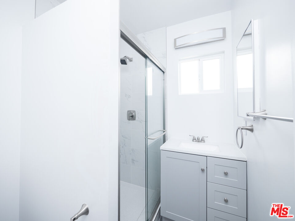 Los Angeles, California, 90066, United States, 4 Bedrooms Bedrooms, ,Residential,For Sale,1991946