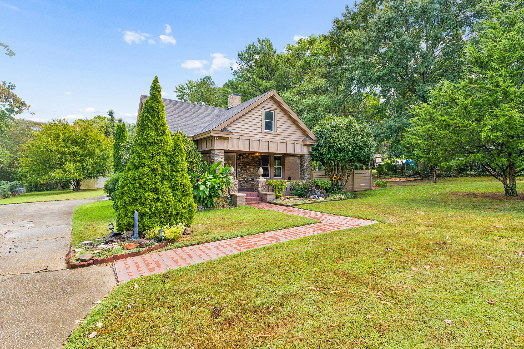  Charming Bungalow Offers Flexible Living Spaces and Impressive 0.6+/- Acre Lot - 物件實景