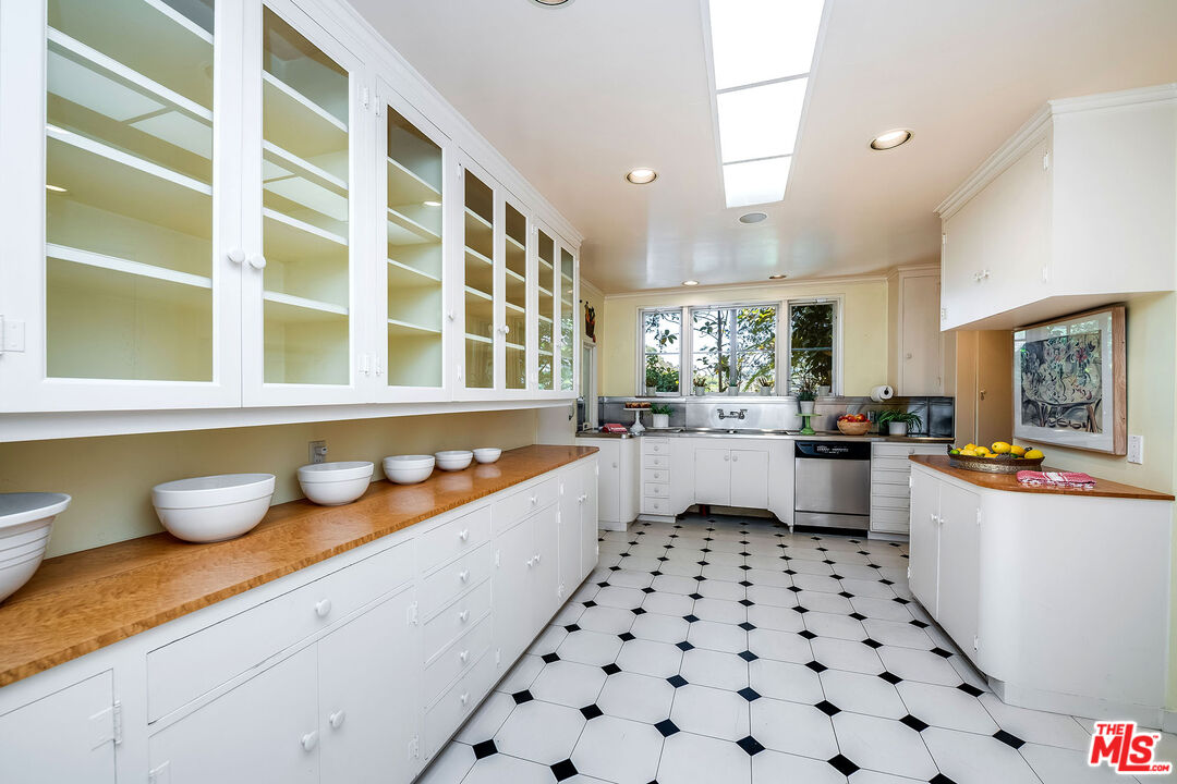 Los Angeles, California, 90077, United States, 7 Bedrooms Bedrooms, ,6 BathroomsBathrooms,Residential,For Sale,1819954