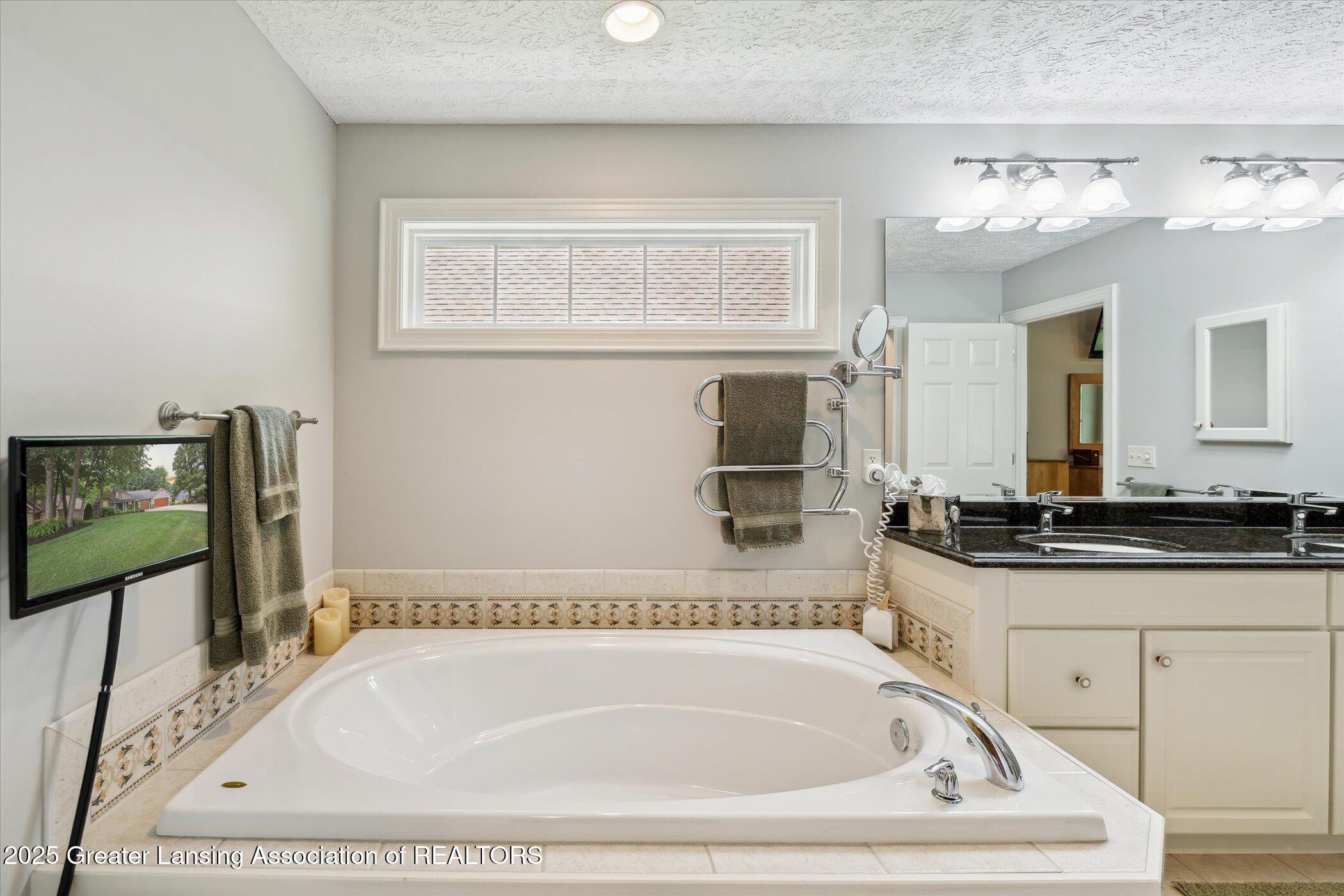 Bath, Michigan, 48808, United States, 4 Bedrooms Bedrooms, ,3 BathroomsBathrooms,Residential,For Sale,1890488
