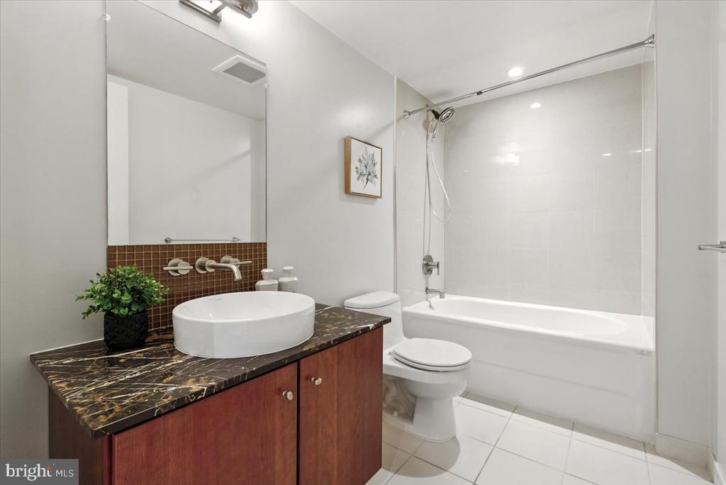 Washington, District of Columbia, 20003, United States, 2 Bedrooms Bedrooms, ,2 BathroomsBathrooms,Residential,For Sale,1974784