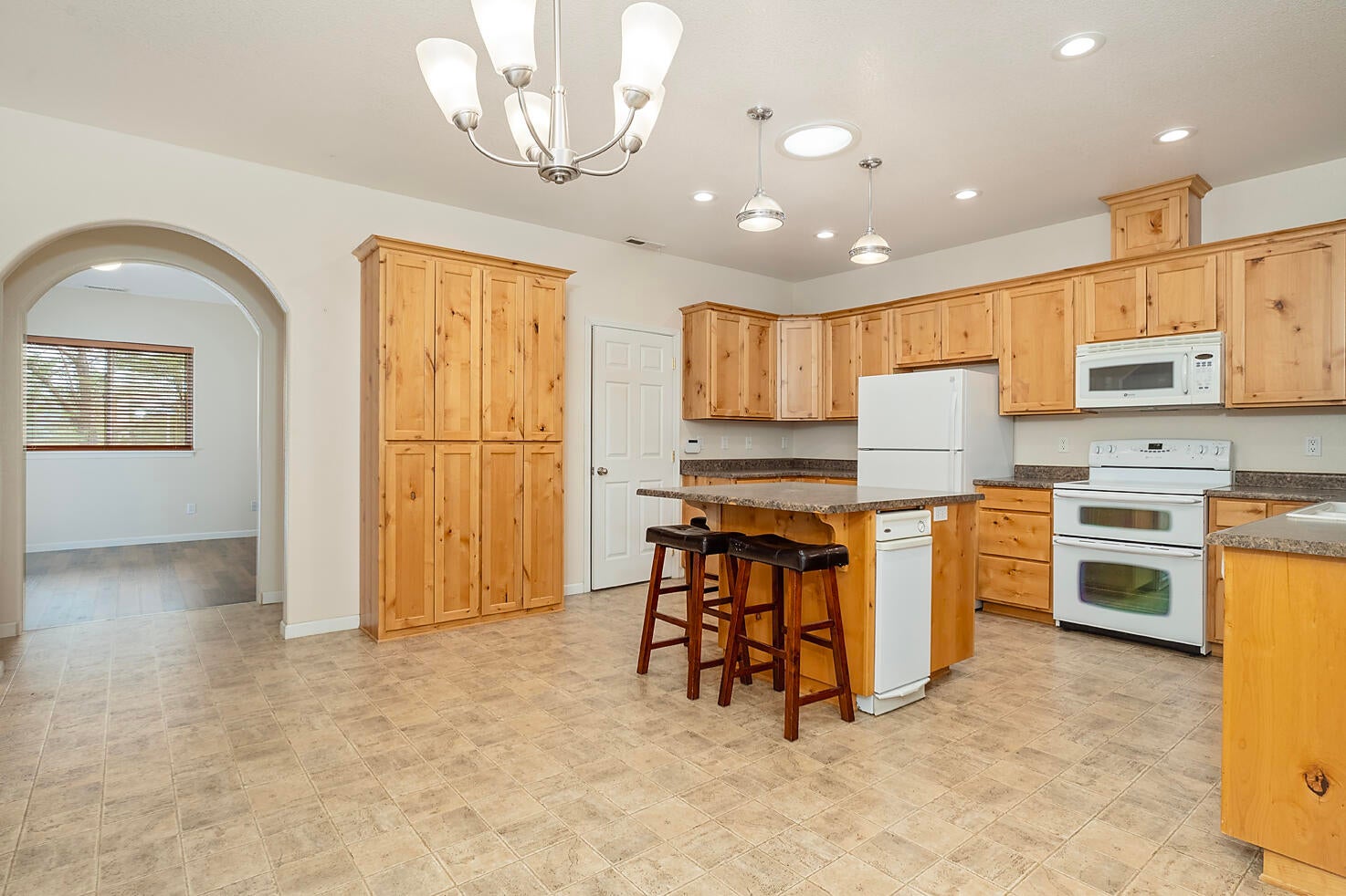 Grants Pass, Oregon, 97526, United States, 3 Bedrooms Bedrooms, ,3 BathroomsBathrooms,Residential,For Sale,1994829