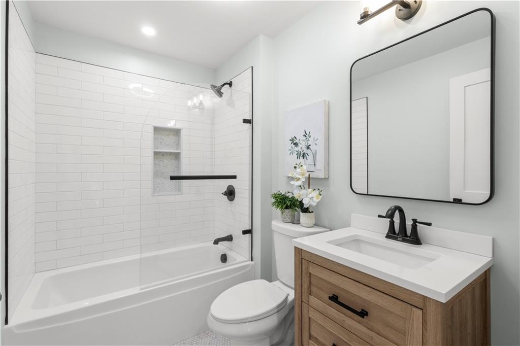 Warwick, Rhode Island, 02888, United States, 3 Bedrooms Bedrooms, ,3 BathroomsBathrooms,Residential,For Sale,2005578