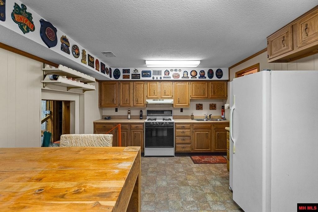 Mountain Home, Arkansas, 72653, United States, 3 Bedrooms Bedrooms, ,4 BathroomsBathrooms,Residential,For Sale,2036578