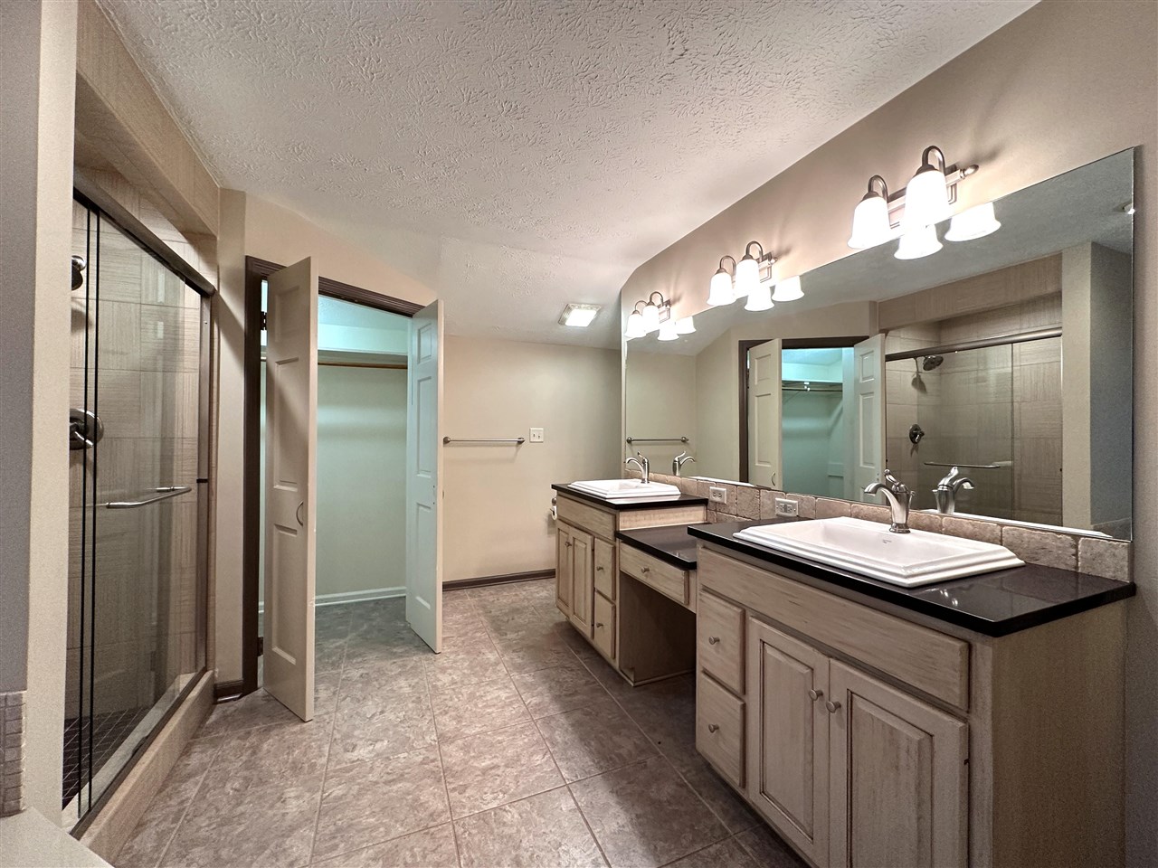 Bowling Green, Kentucky, 42103, United States, 4 Bedrooms Bedrooms, ,5 BathroomsBathrooms,Residential,For Sale,1991633