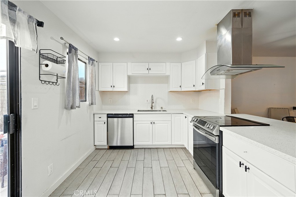 Van Nuys, California, 91405, United States, 3 Bedrooms Bedrooms, ,2 BathroomsBathrooms,Residential,For Sale,1979582