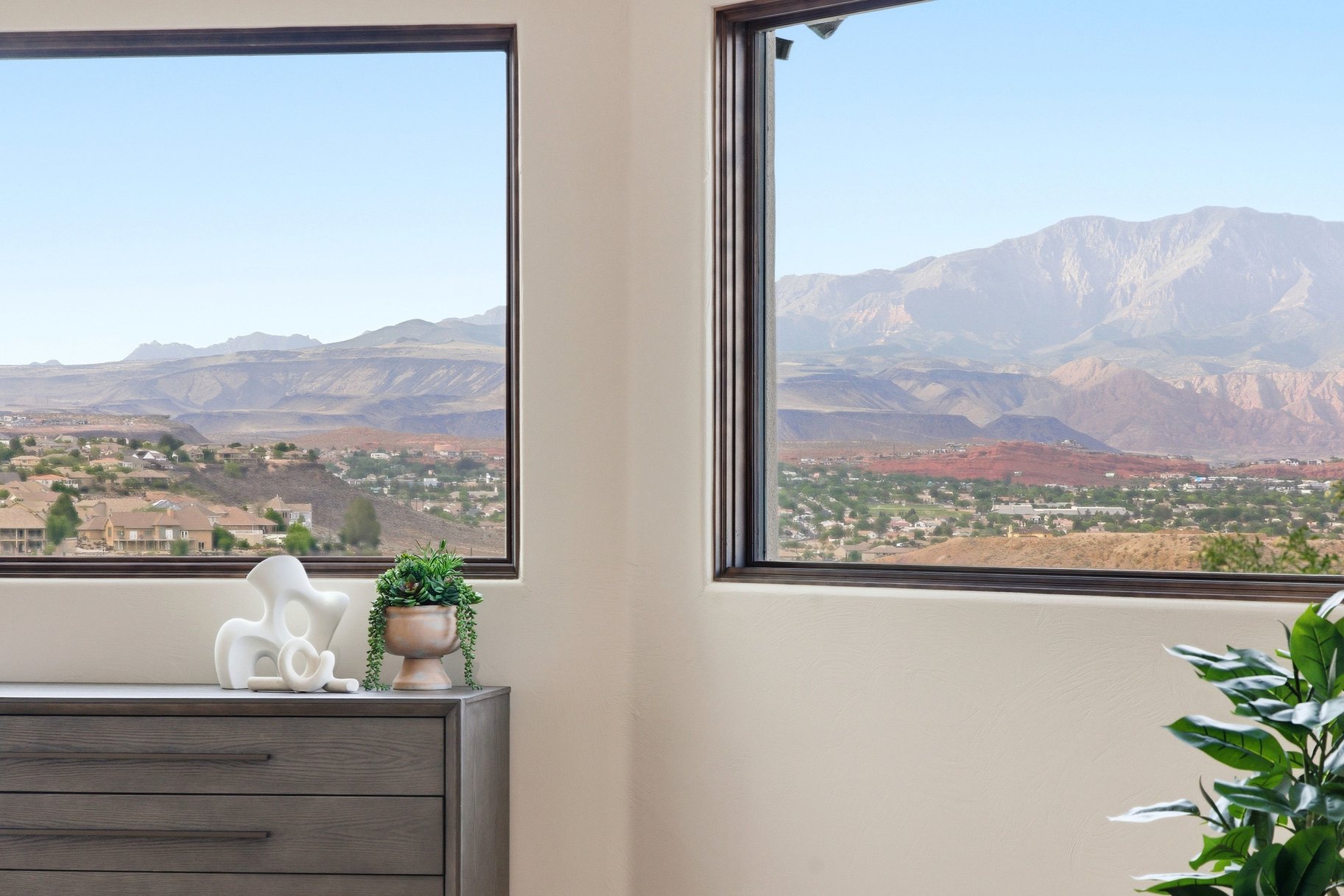  On The edge Of Stone Cliff With Sweeping Stunning City And Mountain Views - 物件實景