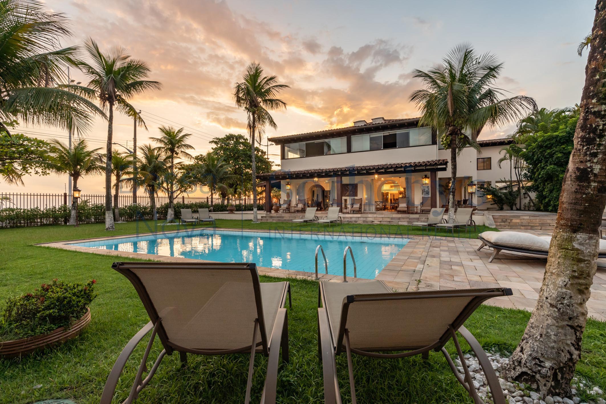  Large house with pool facing the sea - 物件實景