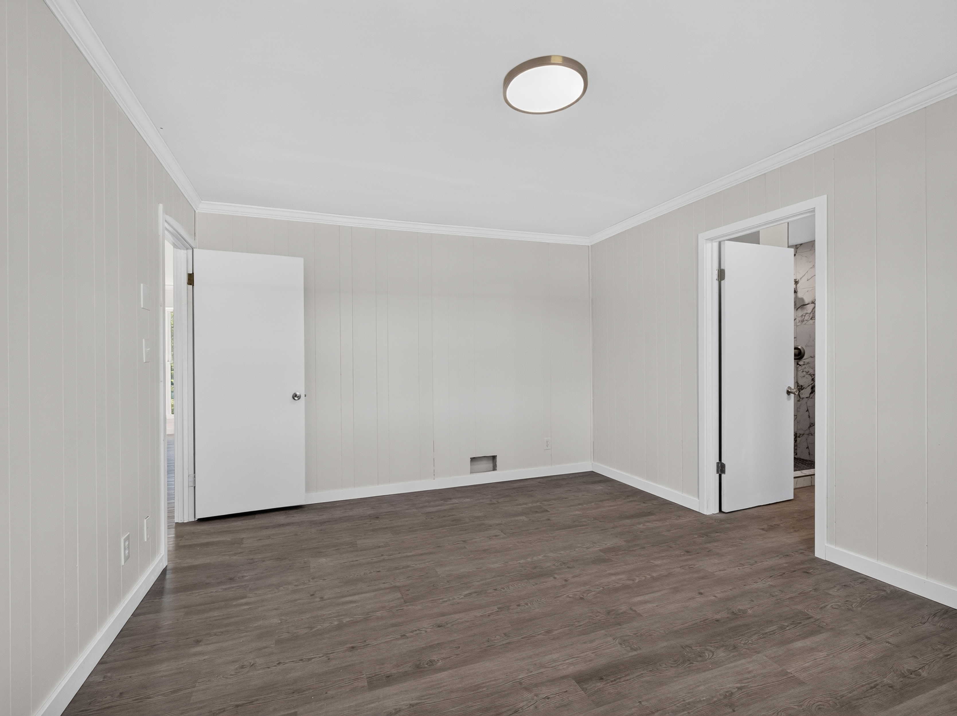  Beautifully Remodeled 4 Bedroom Home Featuring Lakefront Living - 物件實景
