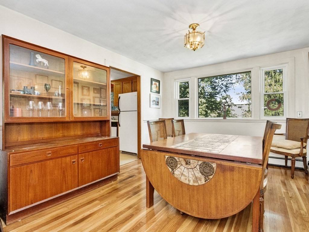 Waltham, Massachusetts, 02452, United States, 4 Bedrooms Bedrooms, ,2 BathroomsBathrooms,Residential,For Sale,1939340