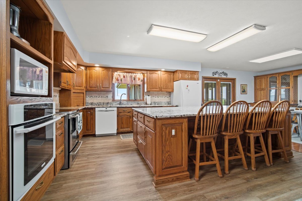 Saunemin, Illinois, 61769, United States, 4 Bedrooms Bedrooms, ,4 BathroomsBathrooms,Residential,For Sale,1958383