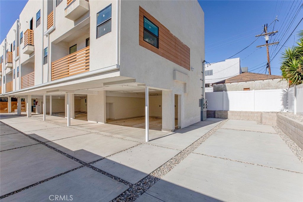 Los Angeles, California, 90027, United States, ,Residential,For Sale,1938959