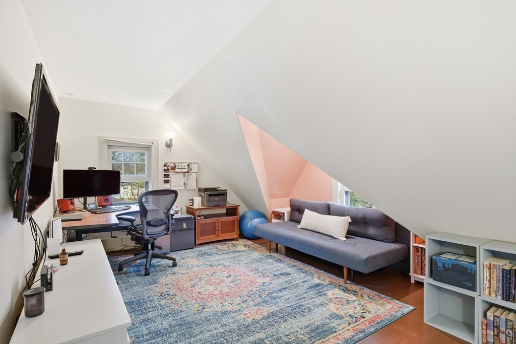 Holyoke, Massachusetts, 01040, United States, 5 Bedrooms Bedrooms, ,4 BathroomsBathrooms,Residential,For Sale,1991316