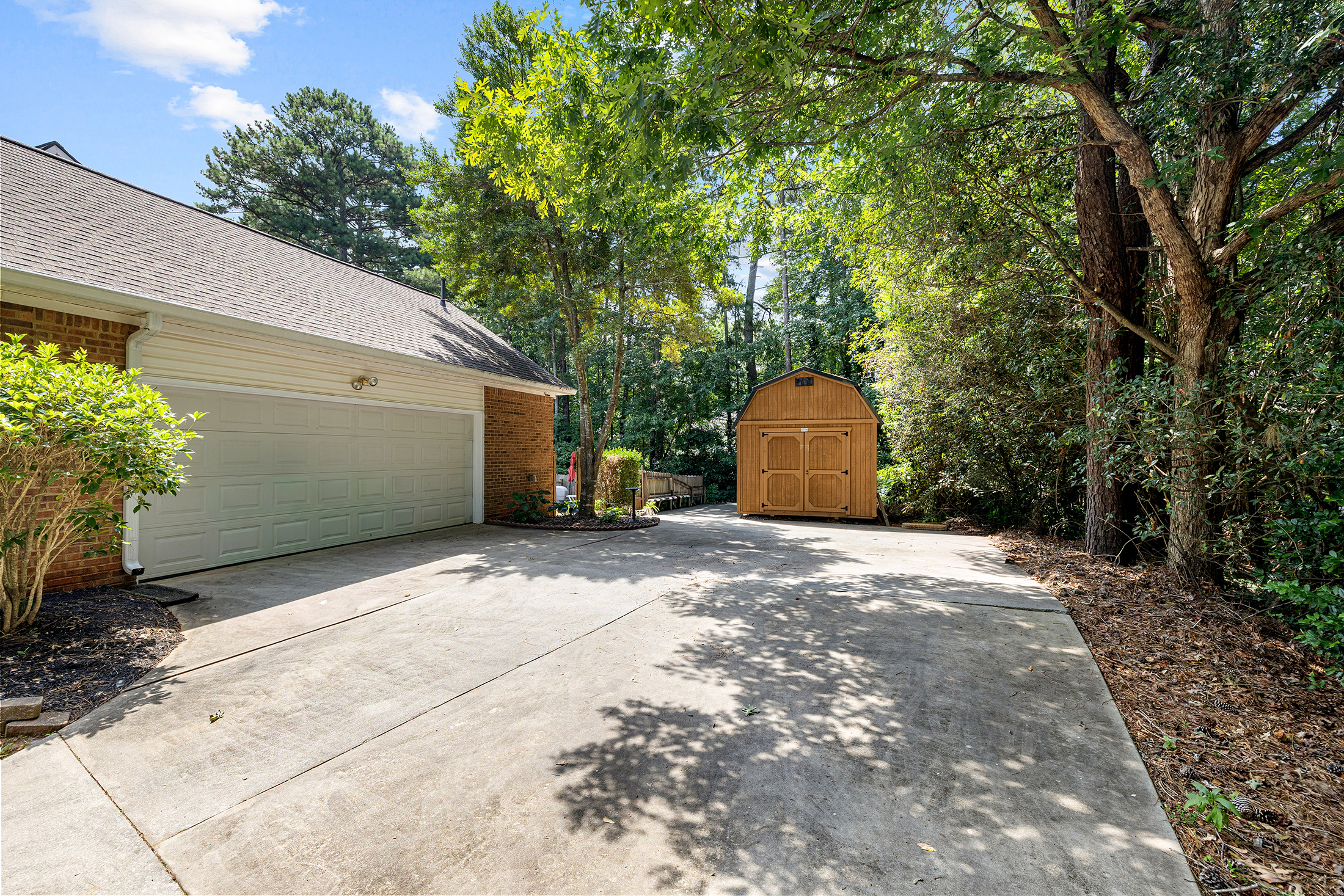  Beautiful Home with Backyard Retreat in Hillandale - 物件實景