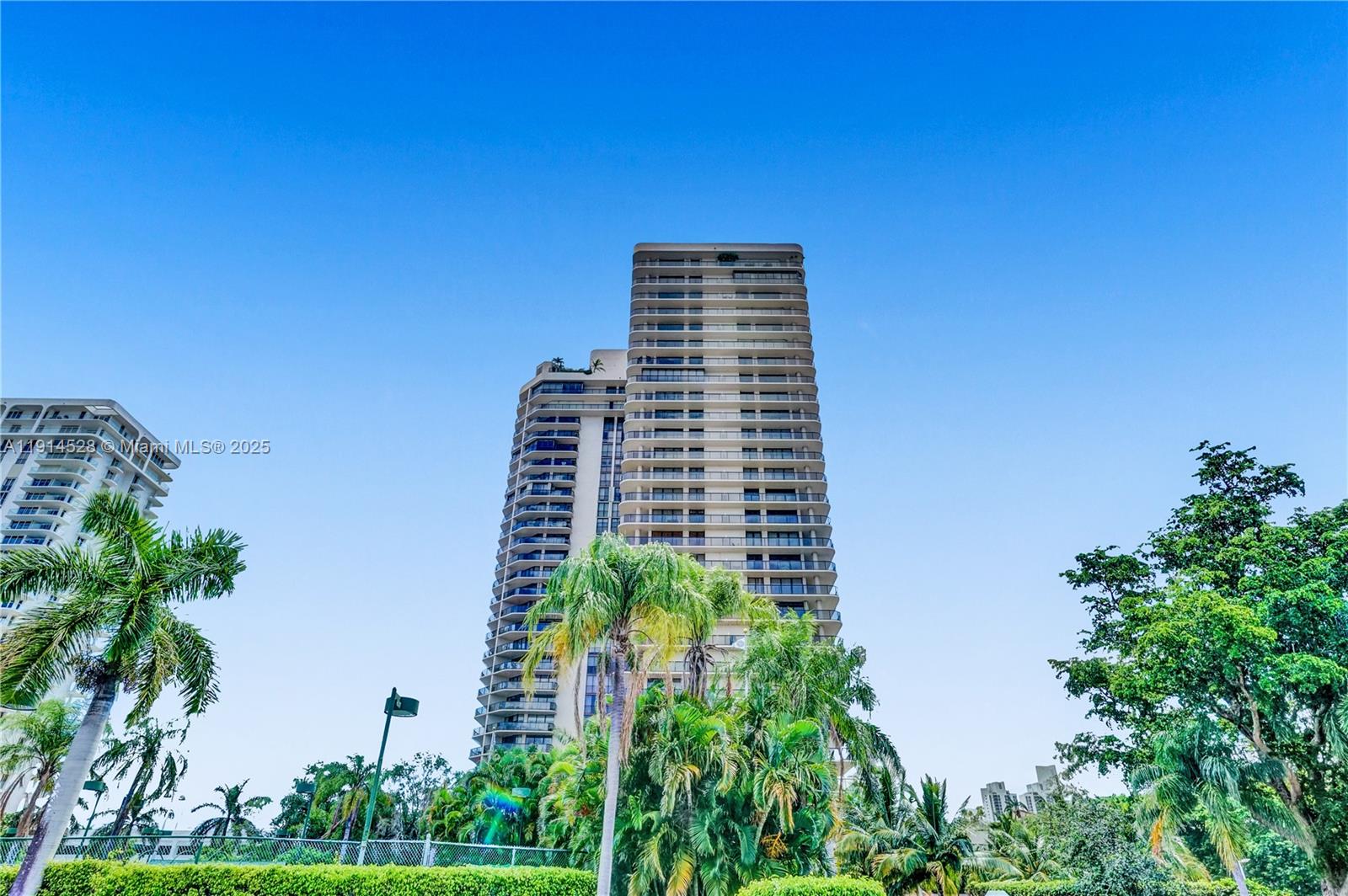 Aventura, Florida, 33180, United States, 2 Bedrooms Bedrooms, ,2 BathroomsBathrooms,Residential,For Sale,1994383