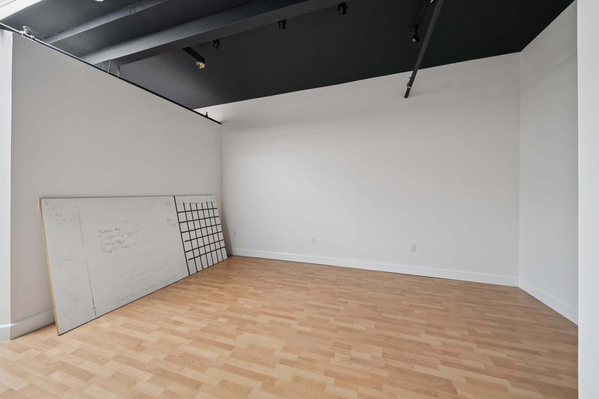  Creative Loft-Style Commercial Space with 15+ Foot Ceilings - 物件實景