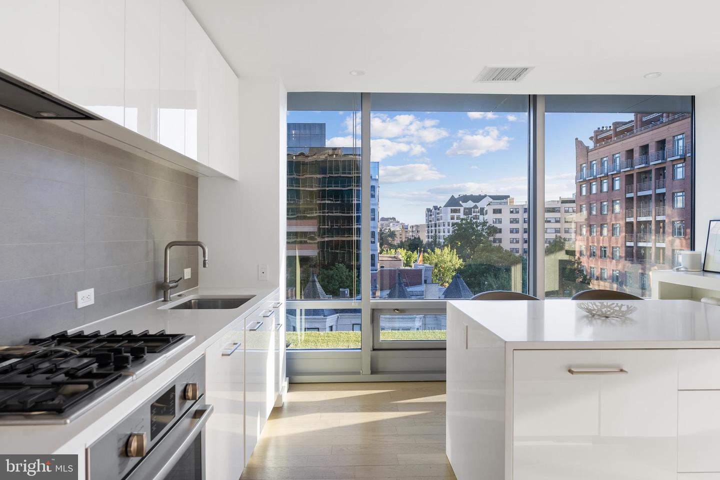 Washington, District of Columbia, 20037, United States, 3 Bedrooms Bedrooms, ,3 BathroomsBathrooms,Residential,For Sale,1961771