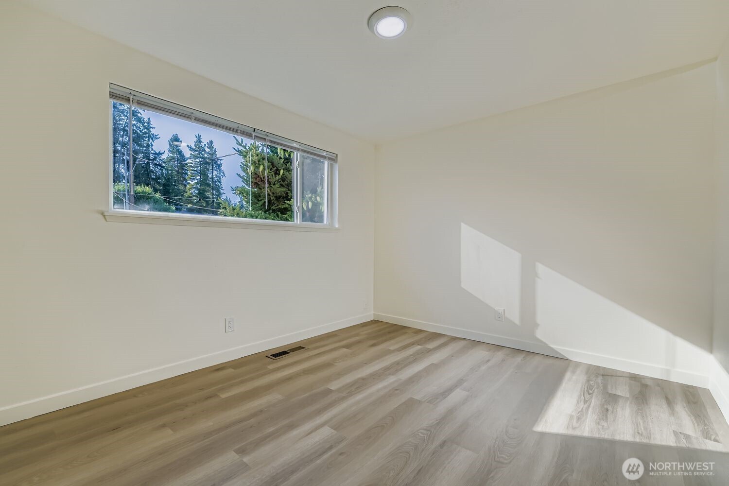 Shoreline, Washington, 98133, United States, 9 Bedrooms Bedrooms, ,1 BathroomBathrooms,Residential,For Sale,1984039