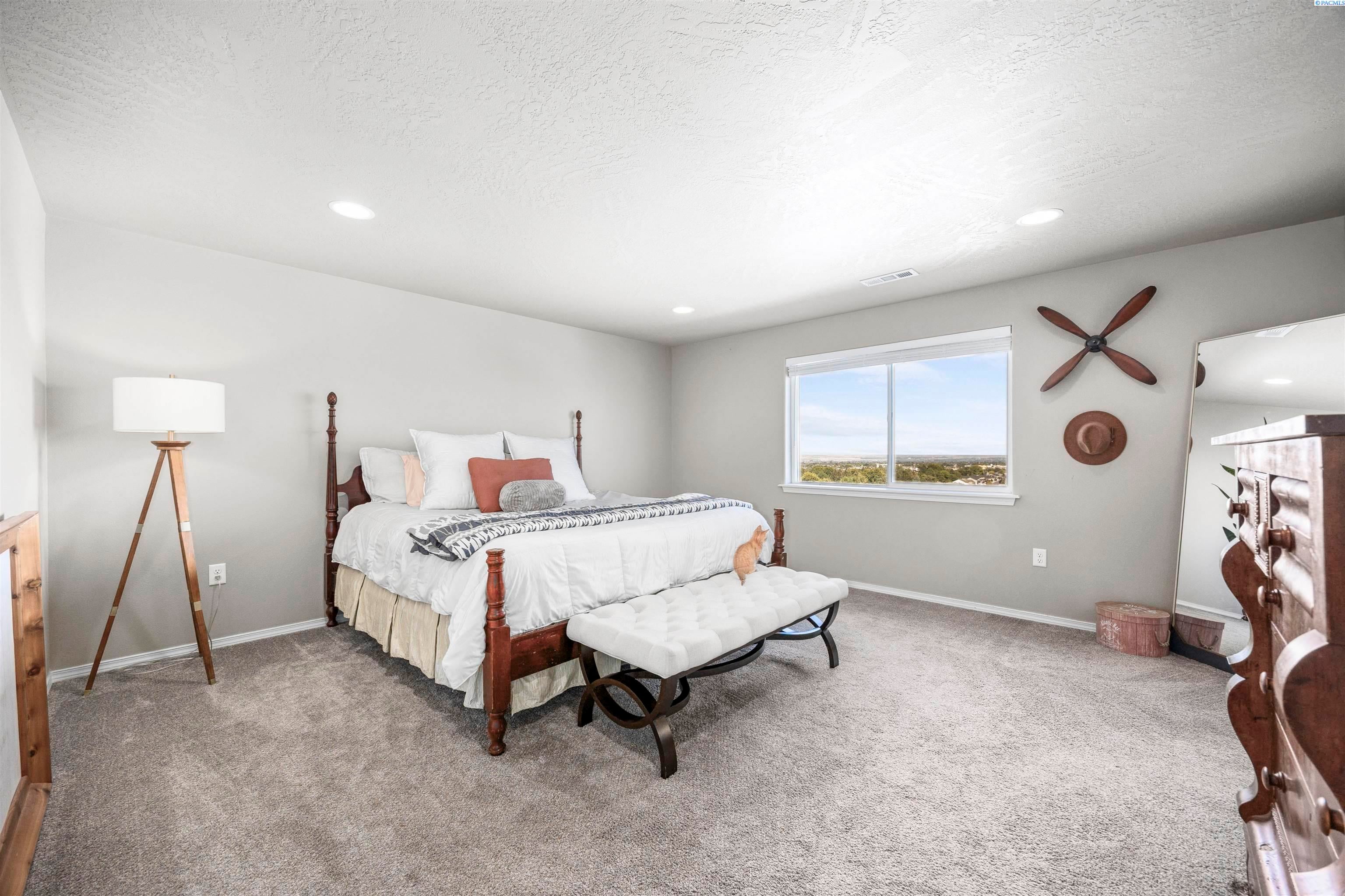 Kennewick, Washington, 99338, United States, 5 Bedrooms Bedrooms, ,3 BathroomsBathrooms,Residential,For Sale,1914232