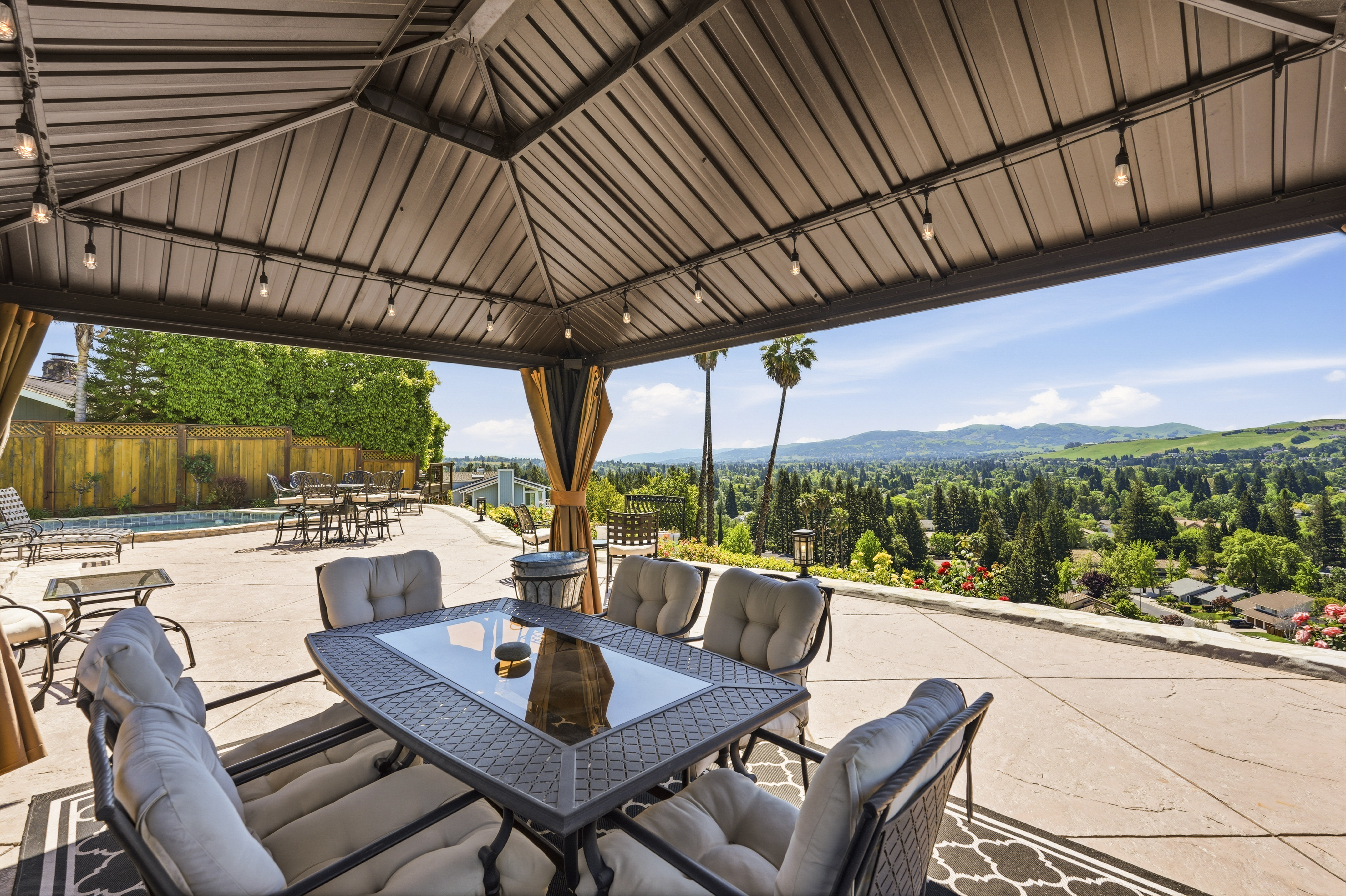  Million Dollar Views and Timeless Elegance in This Exceptional Residence - 物件實景