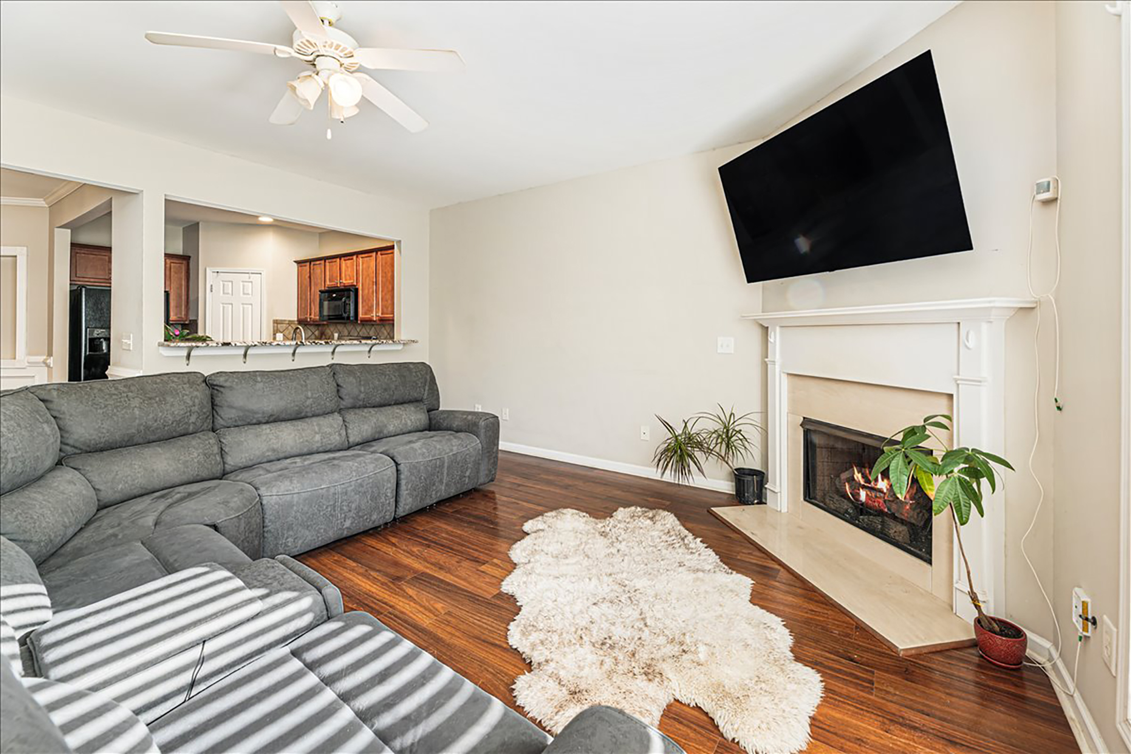  Charming Townhome Offers Low-Maintenance Living with No Rental Restrictions - 物件實景