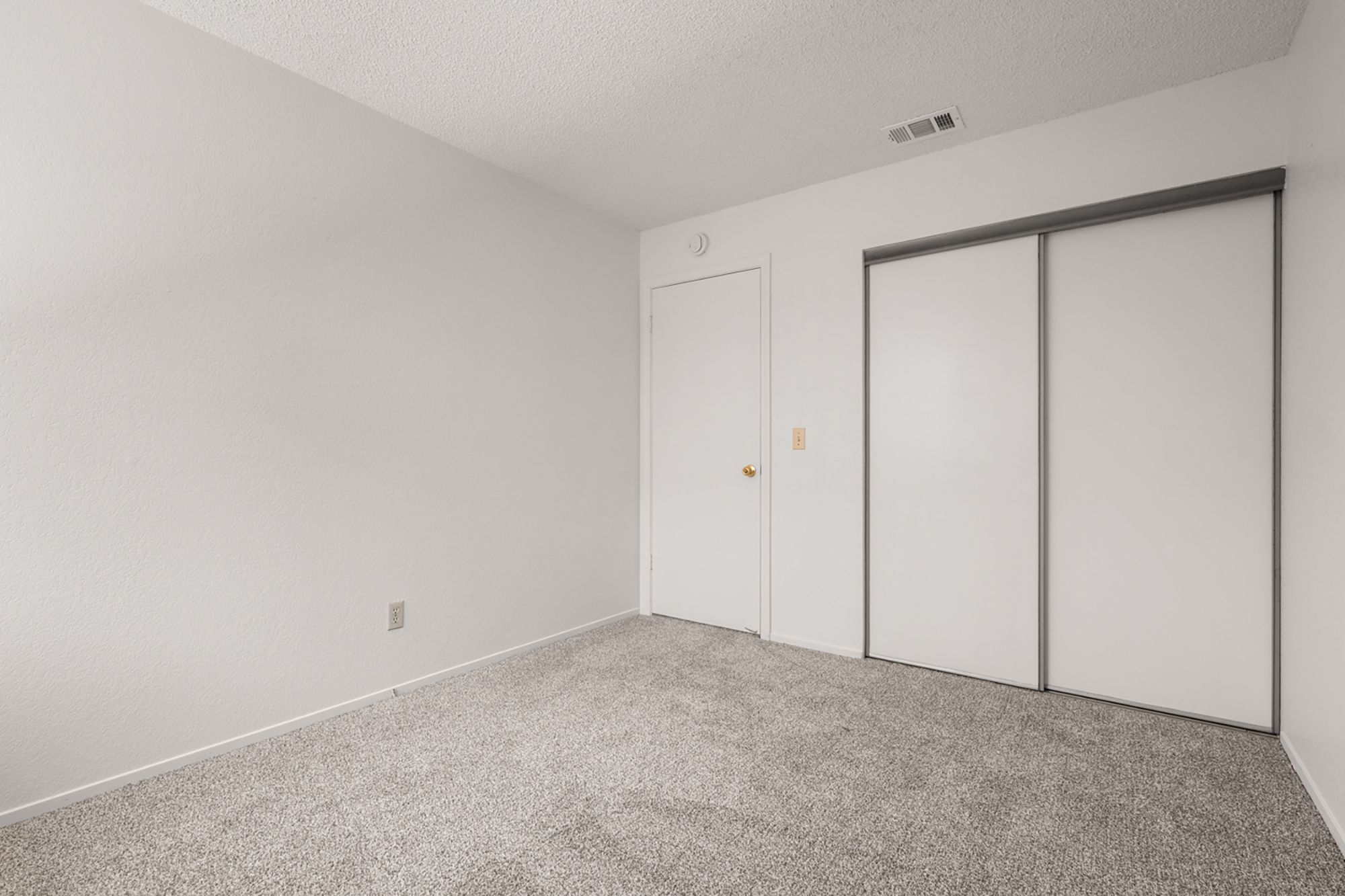  Single-level living + M Section location + owned solar + move-in ready - 物件實景