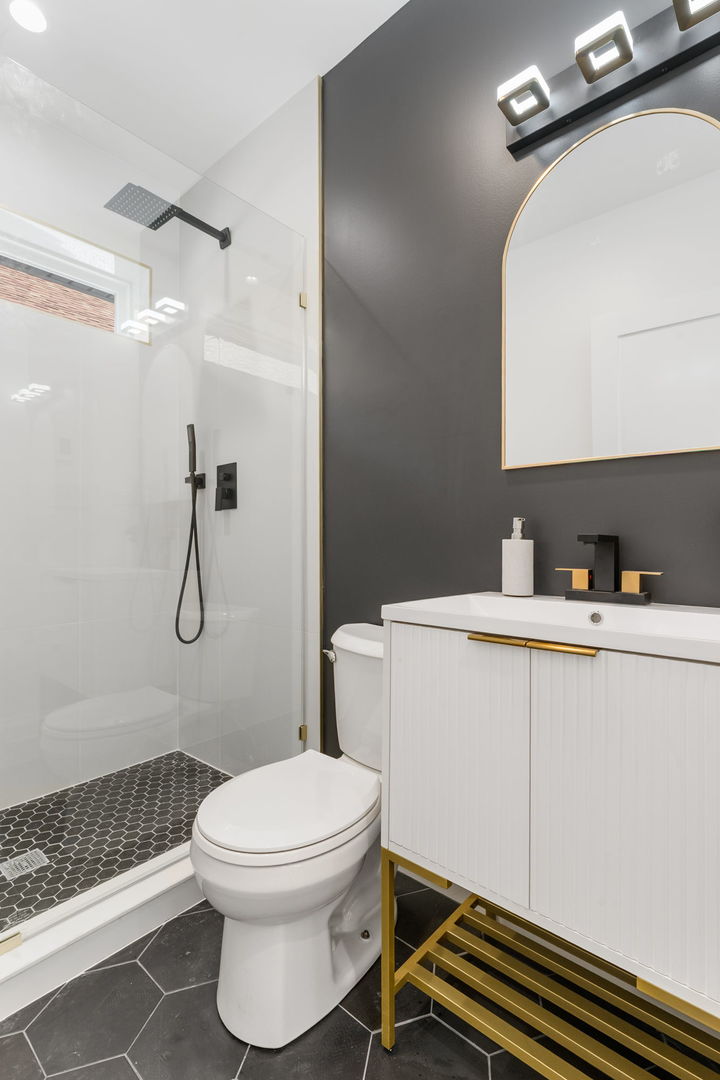 Chicago, Illinois, 60630, United States, 5 Bedrooms Bedrooms, ,3 BathroomsBathrooms,Residential,For Sale,1941077