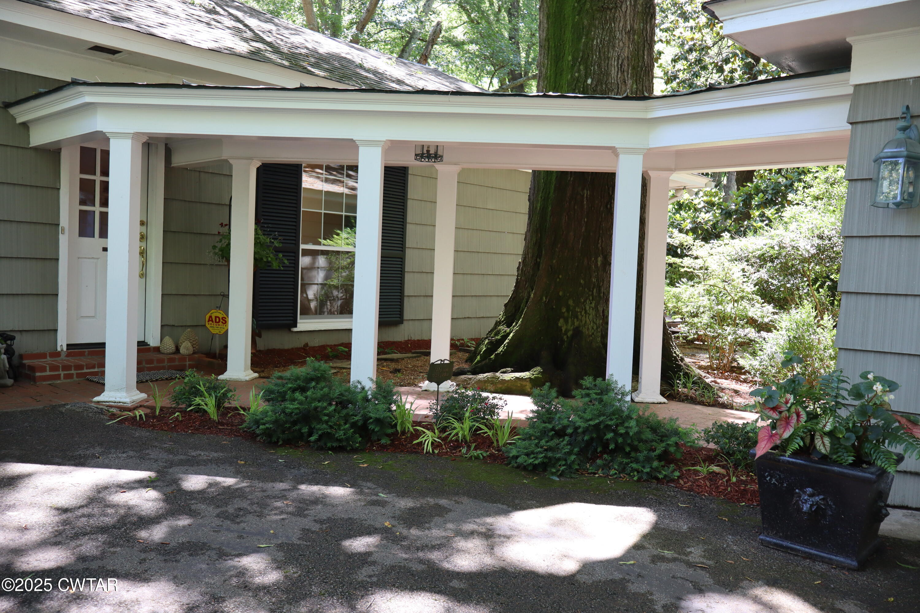 Jackson, Tennessee, 38301, United States, 3 Bedrooms Bedrooms, ,4 BathroomsBathrooms,Residential,For Sale,1859511