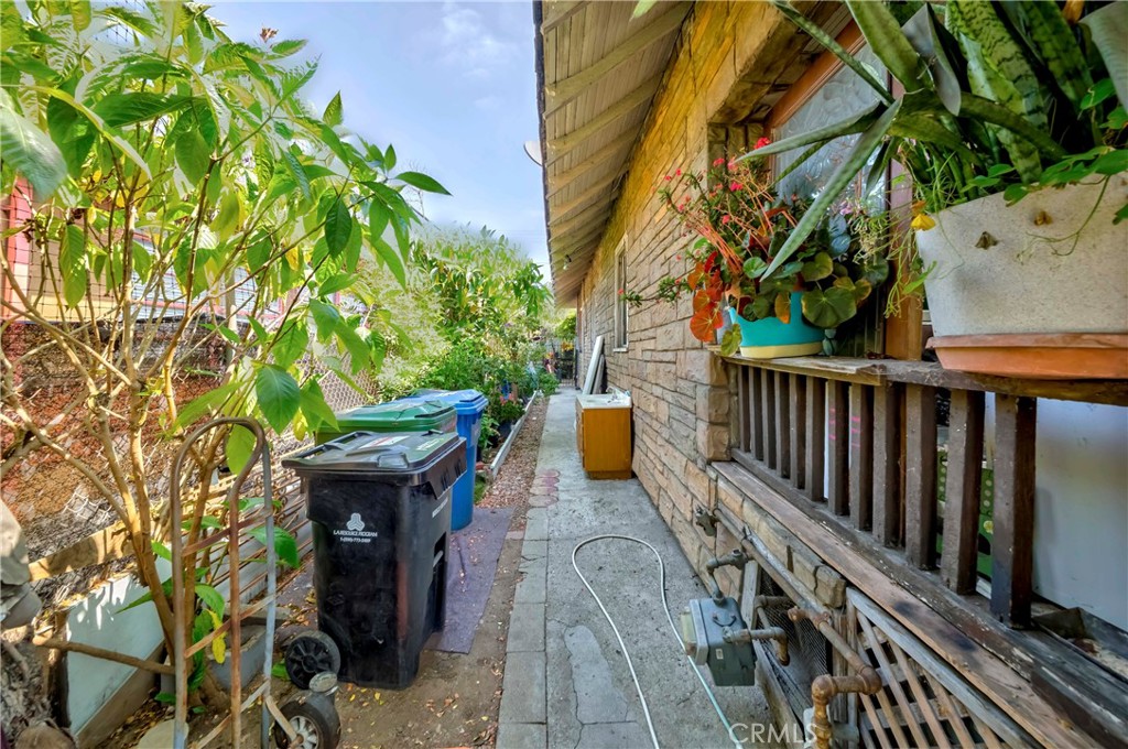 Los Angeles, California, 90018, United States, 3 Bedrooms Bedrooms, ,1 BathroomBathrooms,Residential,For Sale,1887928
