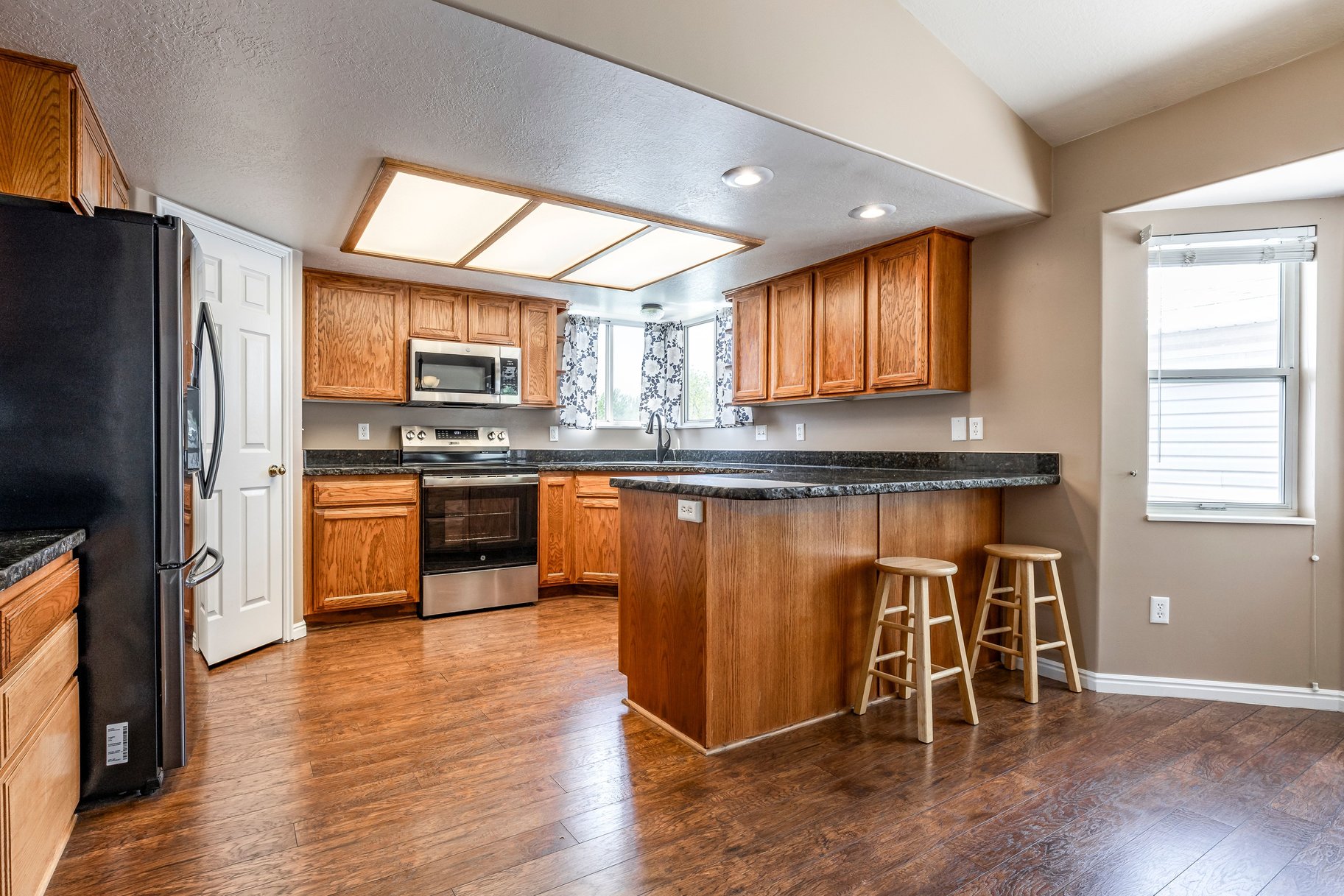  5 Bedroom, 3 Bath Home With One Of North Ogdens Best Porch Views - 物件實景