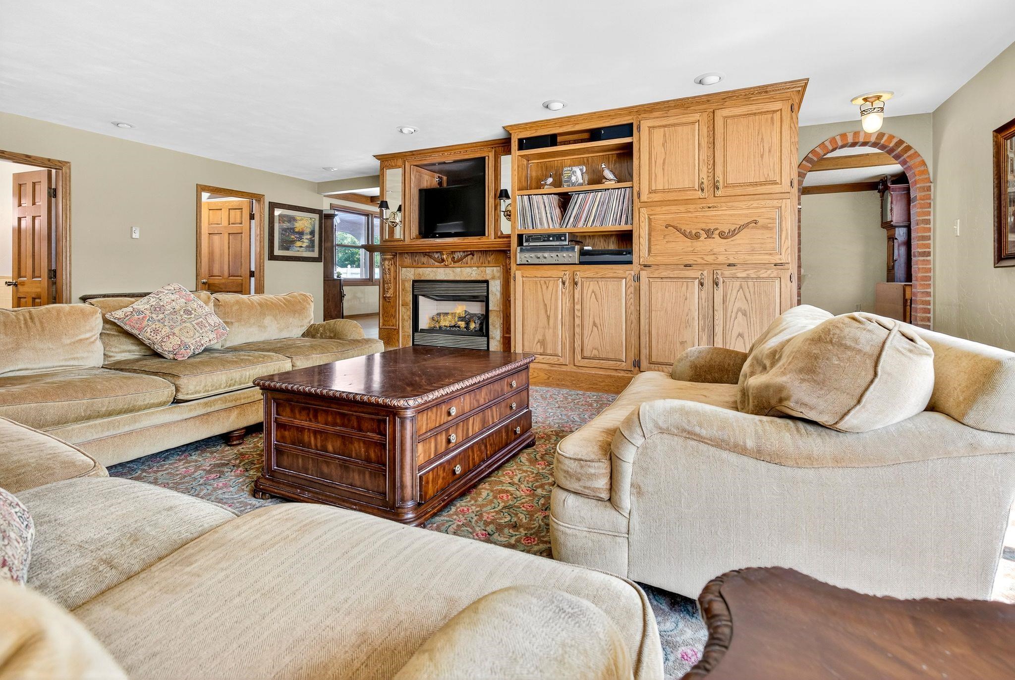 Hortonville, Wisconsin, 54944-9435, United States, 5 Bedrooms Bedrooms, ,4 BathroomsBathrooms,Residential,For Sale,1977478